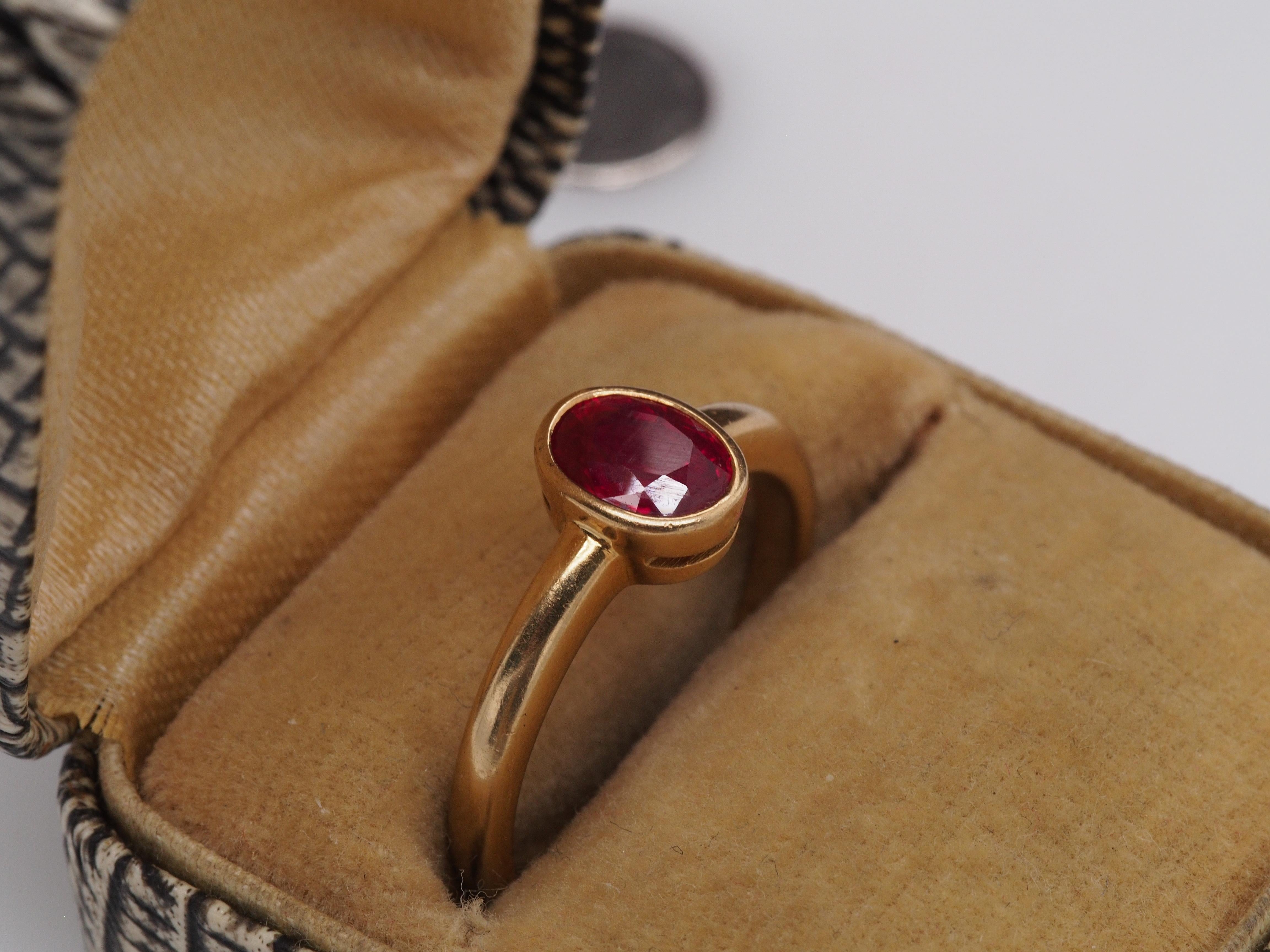 Vintage 18K Yellow Gold GIA “Pigeon Blood” Ruby Ring In Good Condition For Sale In Atlanta, GA