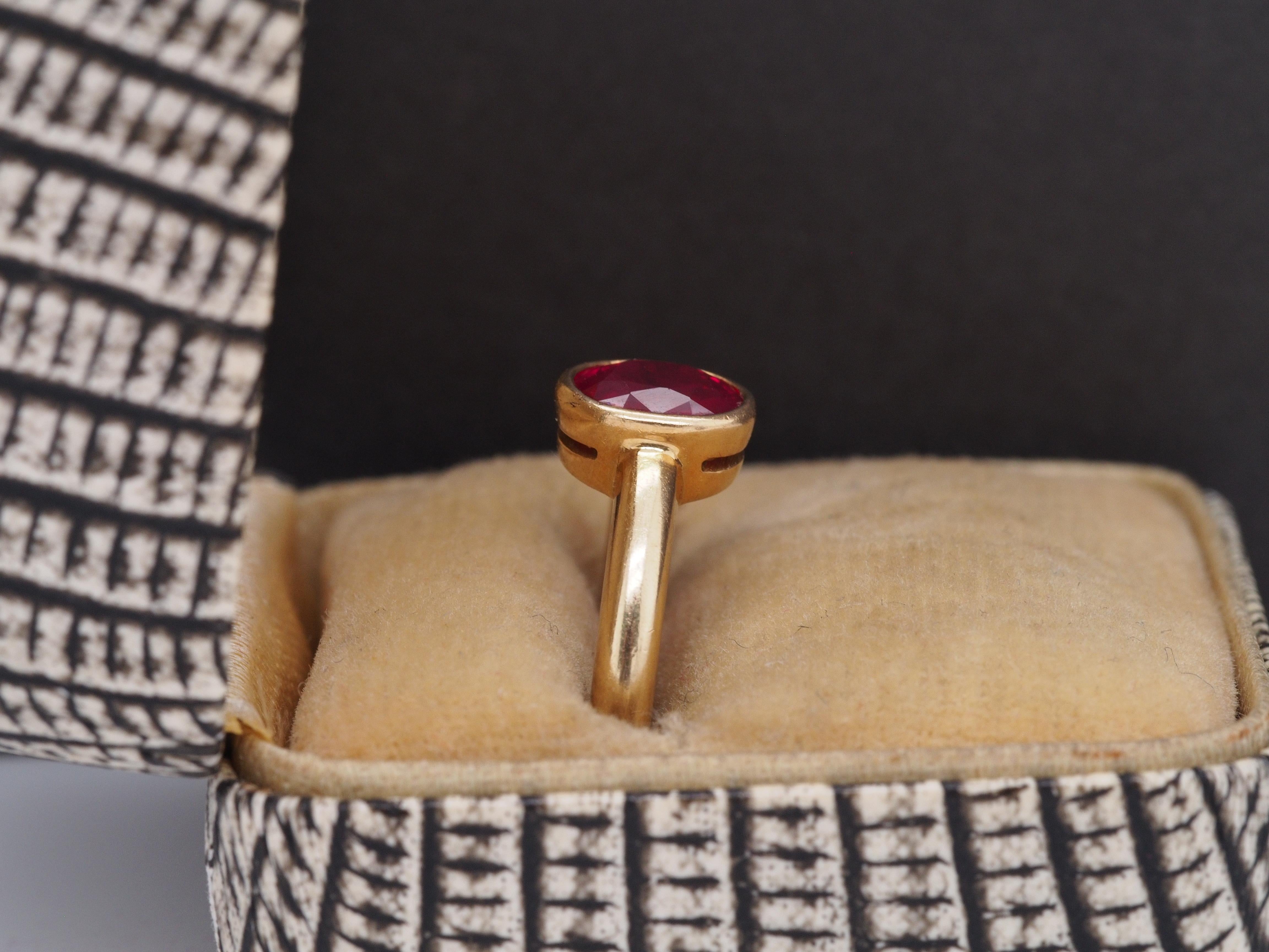Women's Vintage 18K Yellow Gold GIA “Pigeon Blood” Ruby Ring For Sale