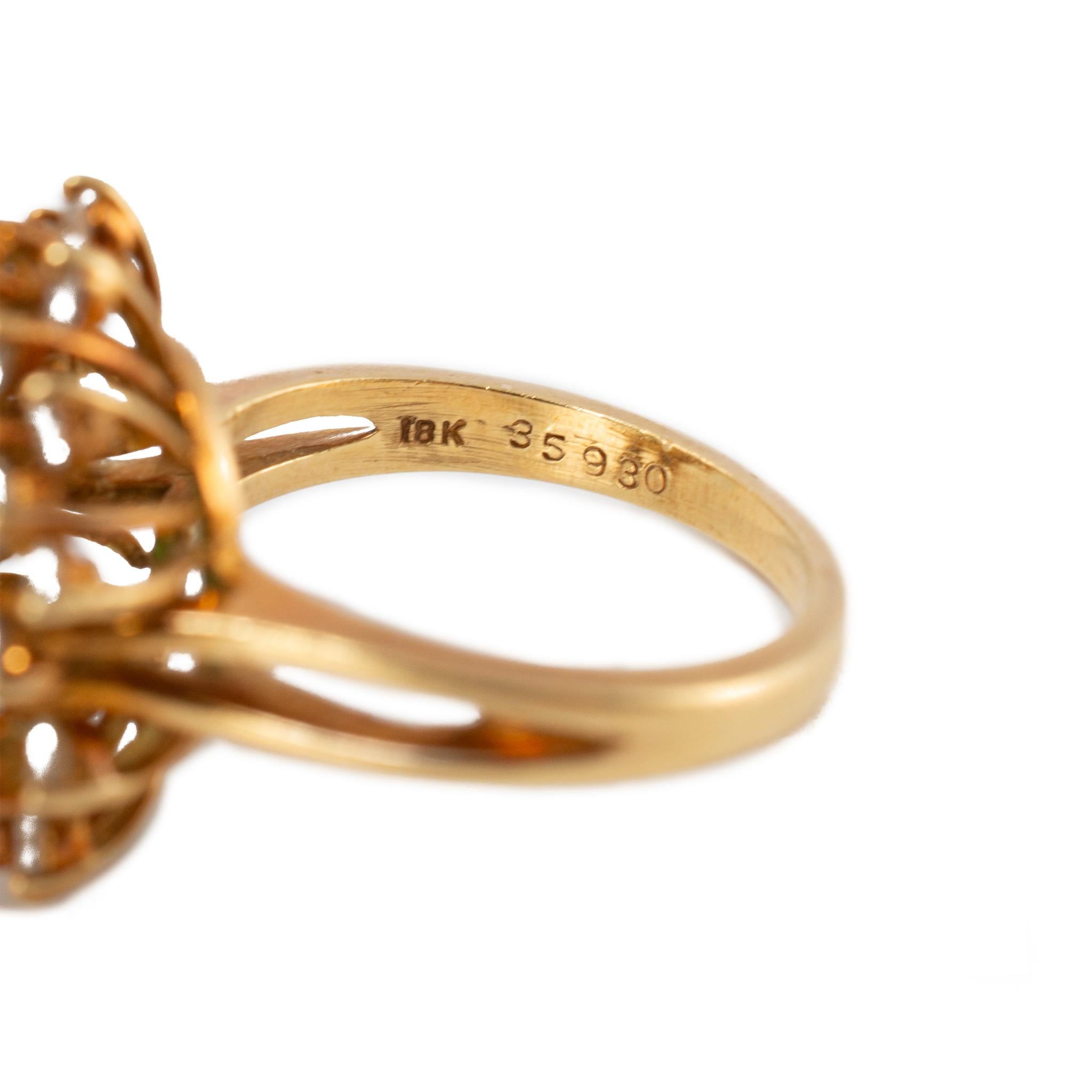 Donna Anello cocktail d'epoca in oro giallo 18 carati con smeraldo russo GIA e diamanti a raggiera in vendita