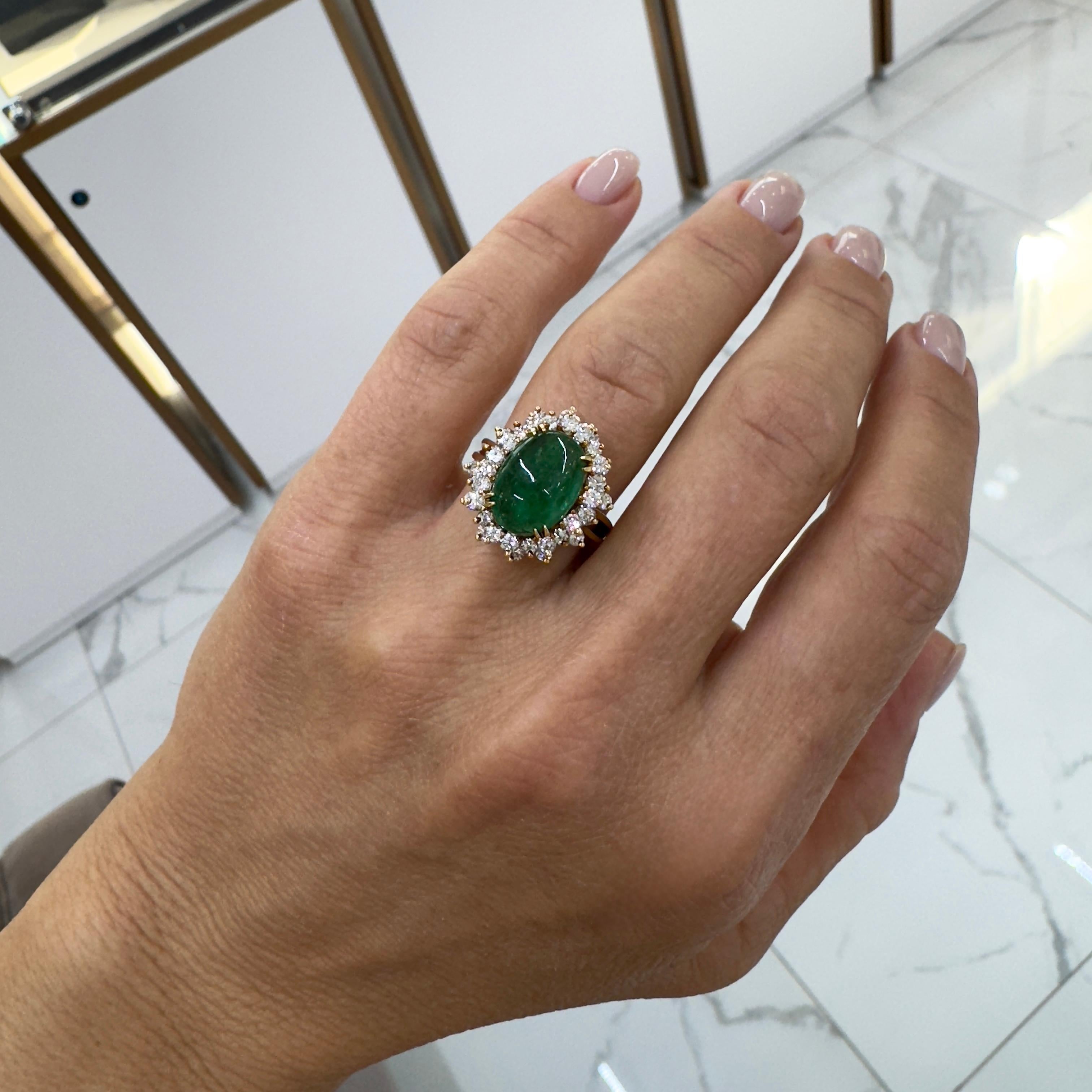 Anello cocktail d'epoca in oro giallo 18 carati con smeraldo russo GIA e diamanti a raggiera in vendita 2