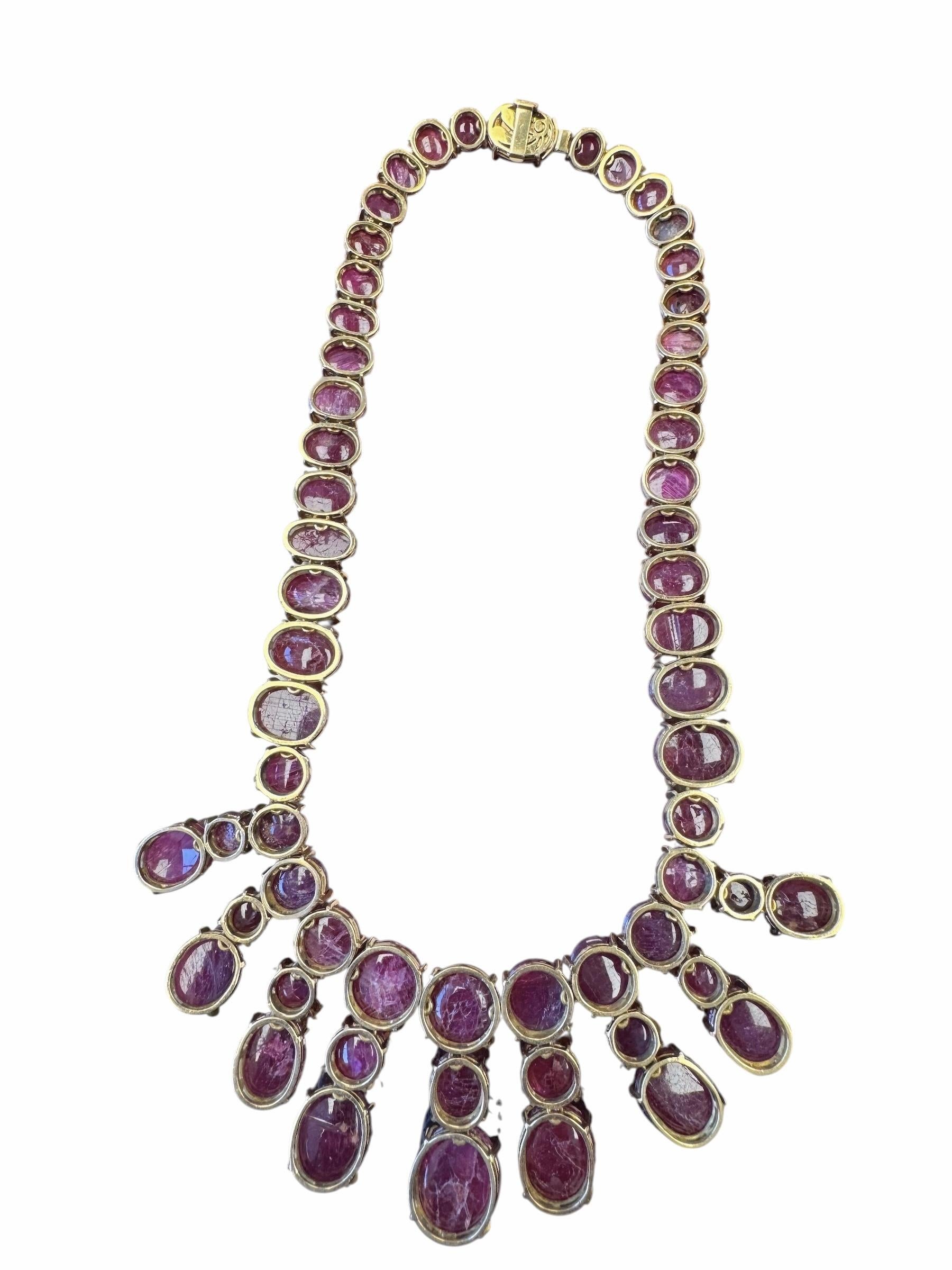 Collar vintage de oro amarillo de 18 quilates con cabujón graduado de rubí con flecos en venta 6