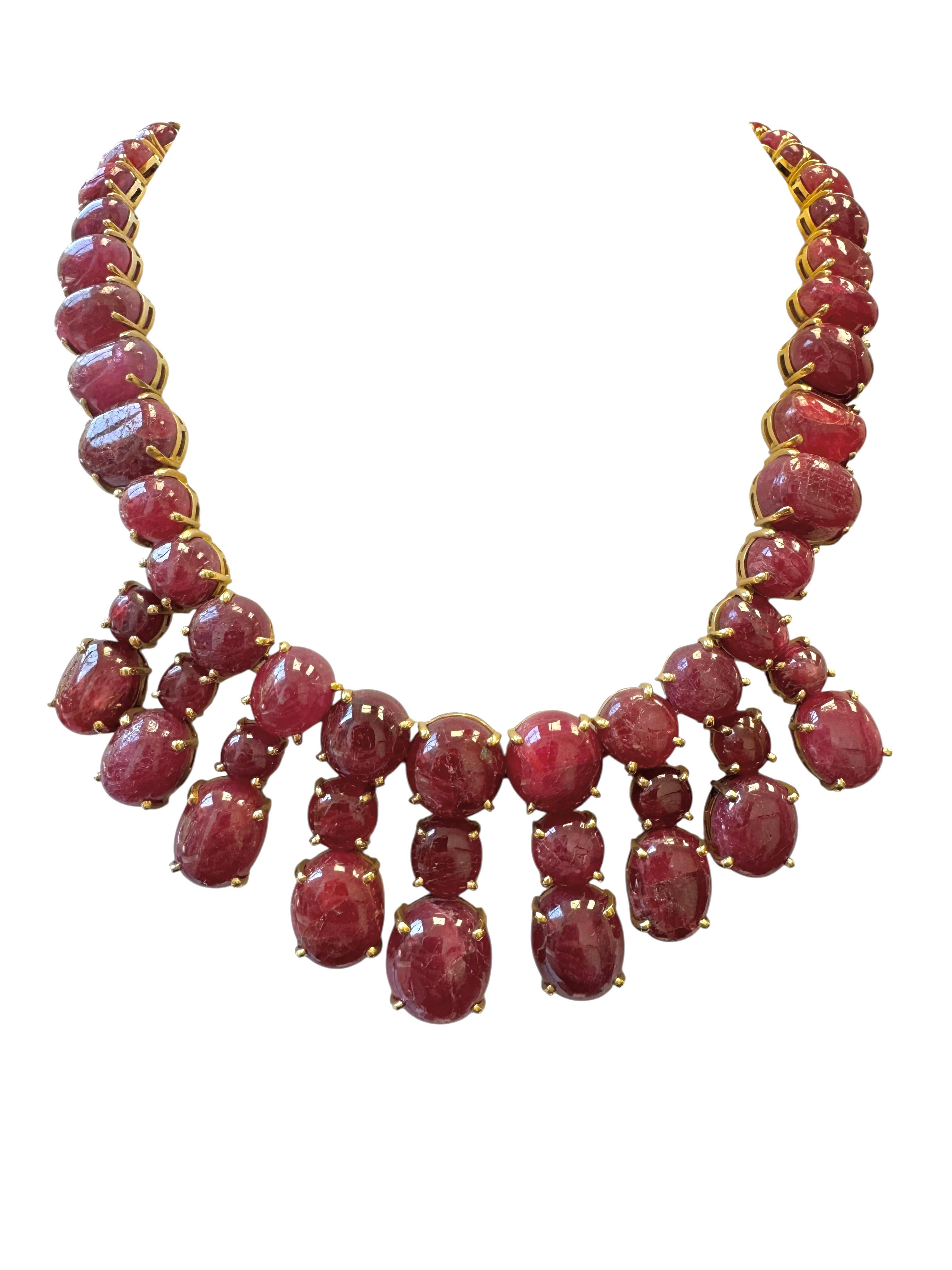 Collar vintage de oro amarillo de 18 quilates con cabujón graduado de rubí con flecos Cabujón en venta