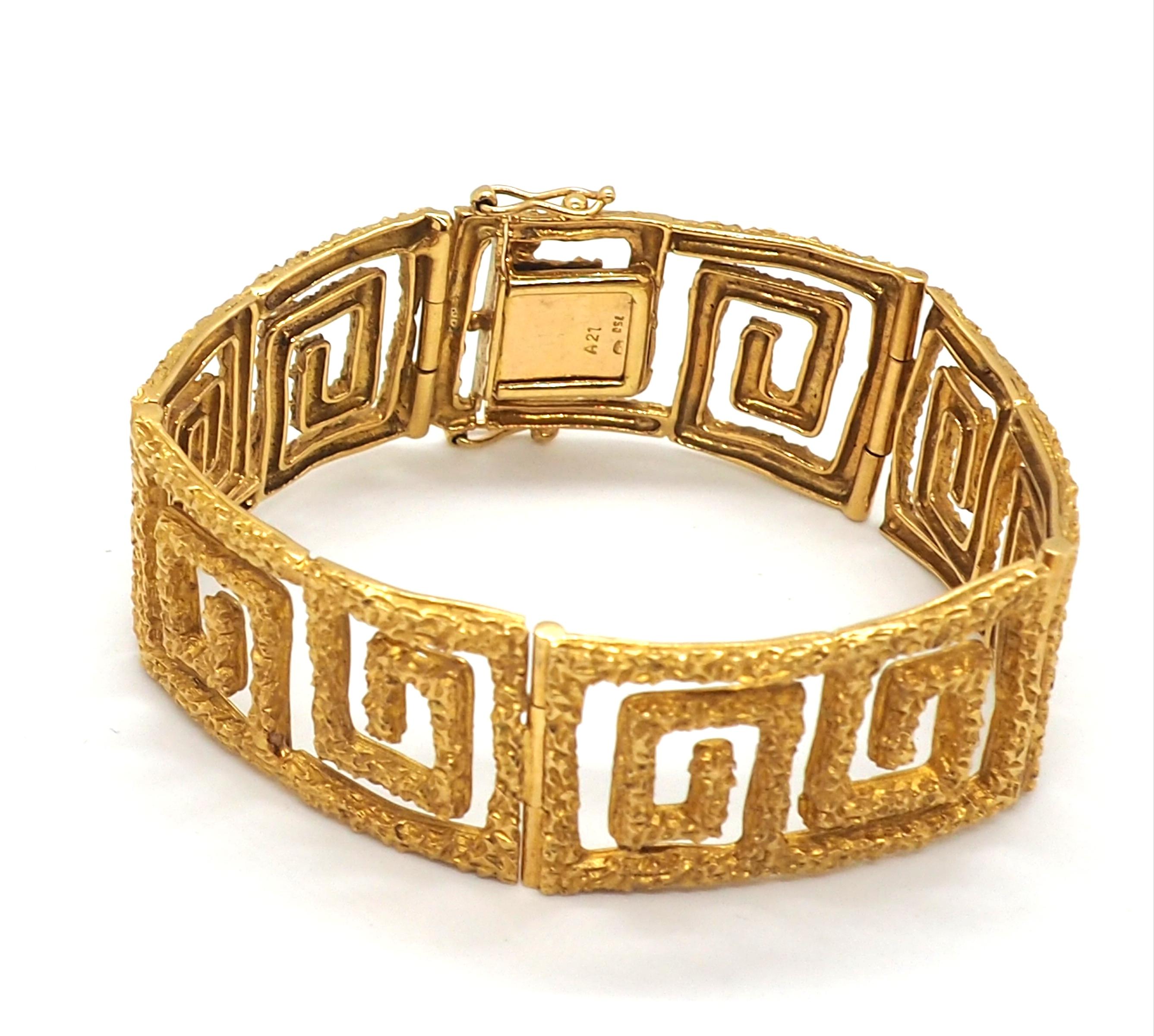 Ein außergewöhnliches Manschettenarmband aus 18 Karat Gelbgold, das sorgfältig in einem fesselnden Mäander, auch bekannt als griechisches Bunddesign, gearbeitet ist. Dieses Armband ist nicht nur ein Schmuckstück, sondern auch ein Symbol für Erbe und