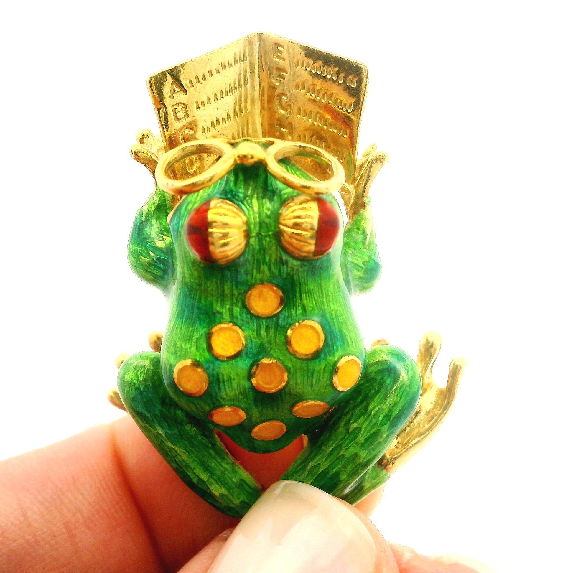 Spilla vintage in oro giallo 18k Greene & Greene Spot smaltata con rana da lettura in vendita 4