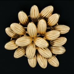 Broche vintage en or jaune 18 carats avec fleur en grappe rainurée Broche à épingle