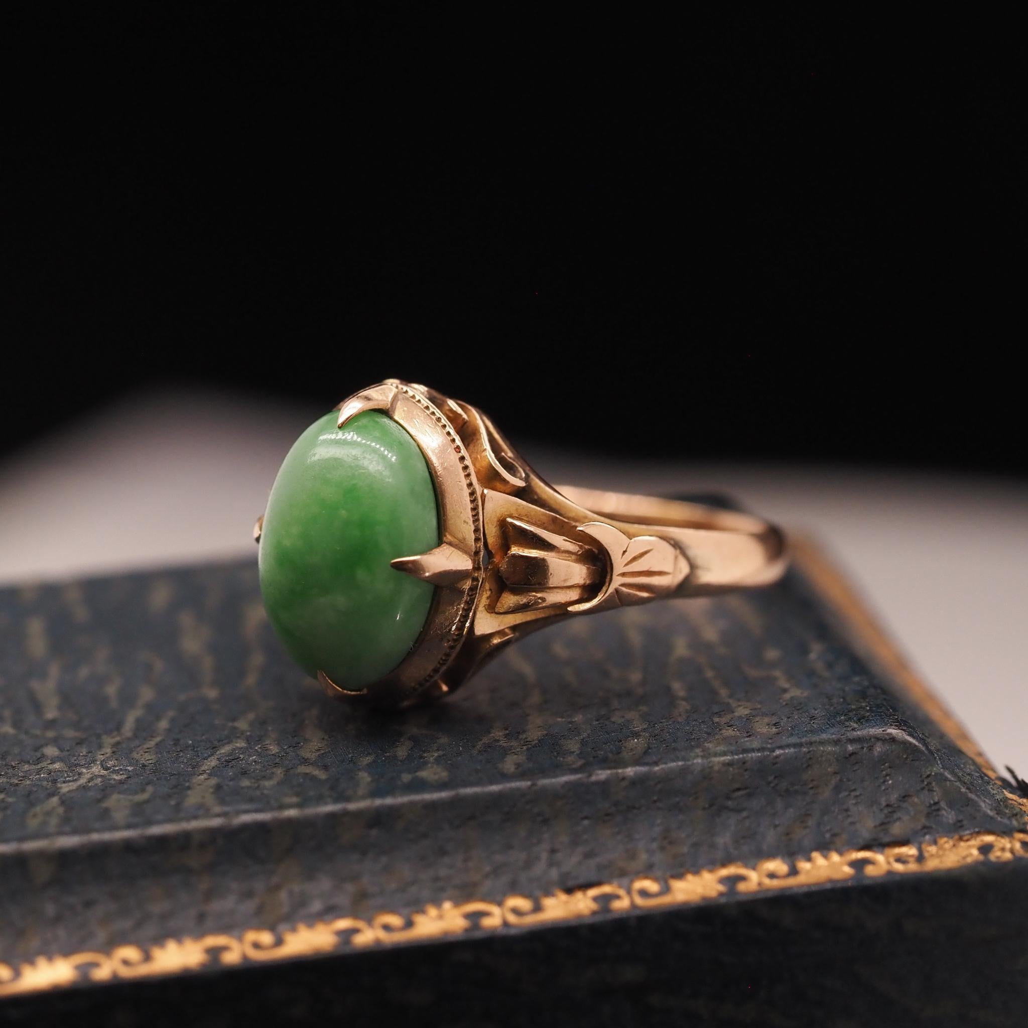 Vintage 18K Yellow Gold Hand Carved Jade Ring In Good Condition For Sale In Hicksville, NY
