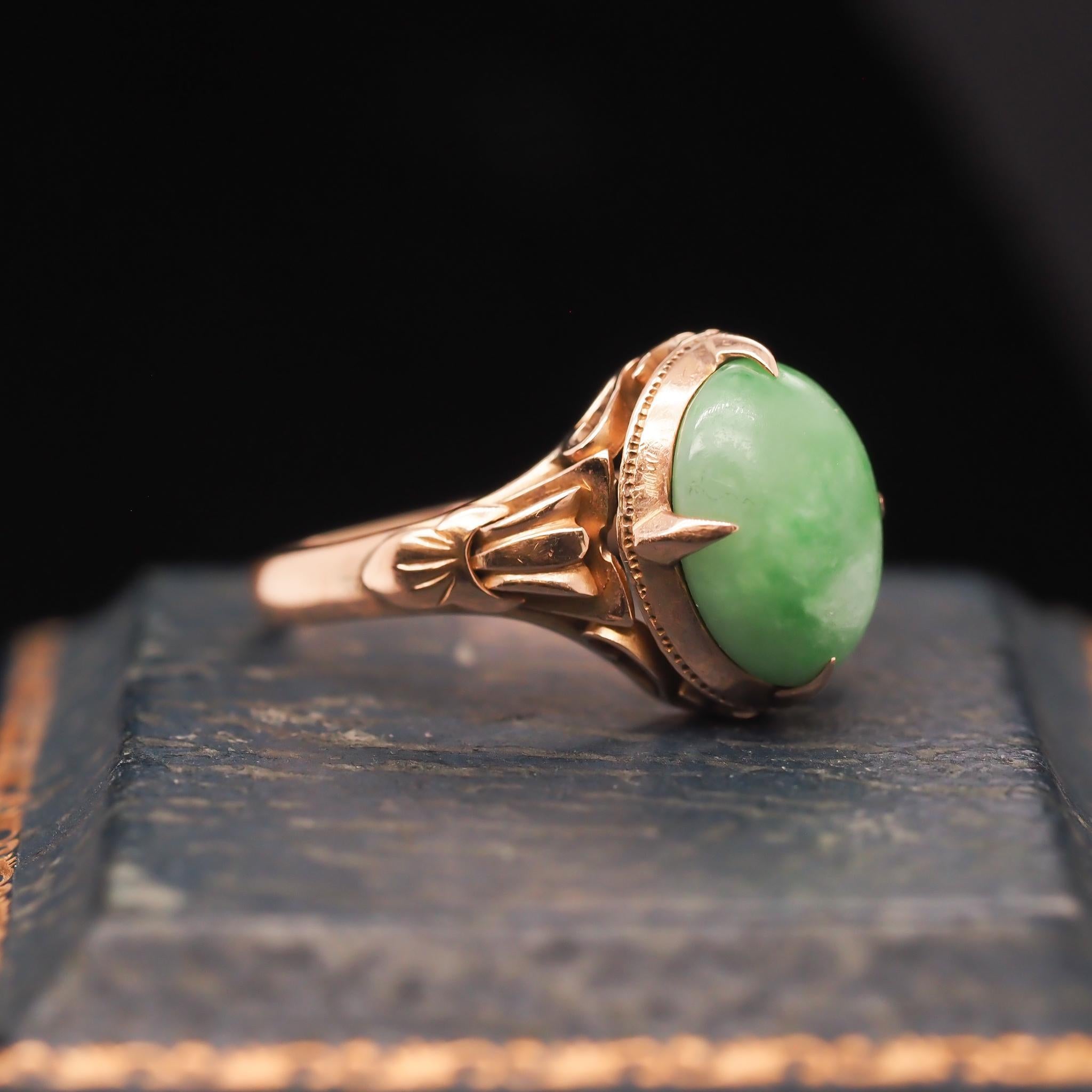 Vintage 18K Yellow Gold Hand Carved Jade Ring For Sale 1