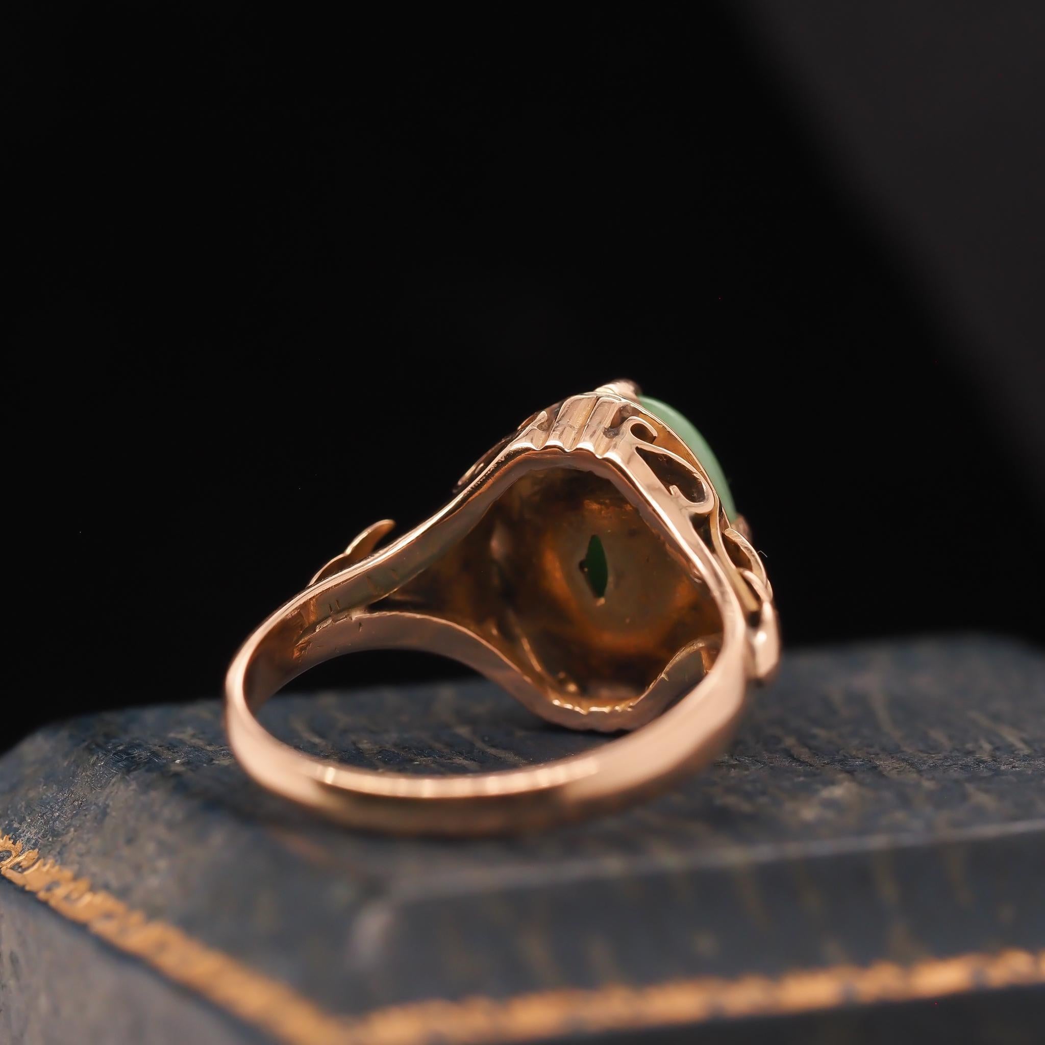 Vintage 18K Yellow Gold Hand Carved Jade Ring For Sale 3
