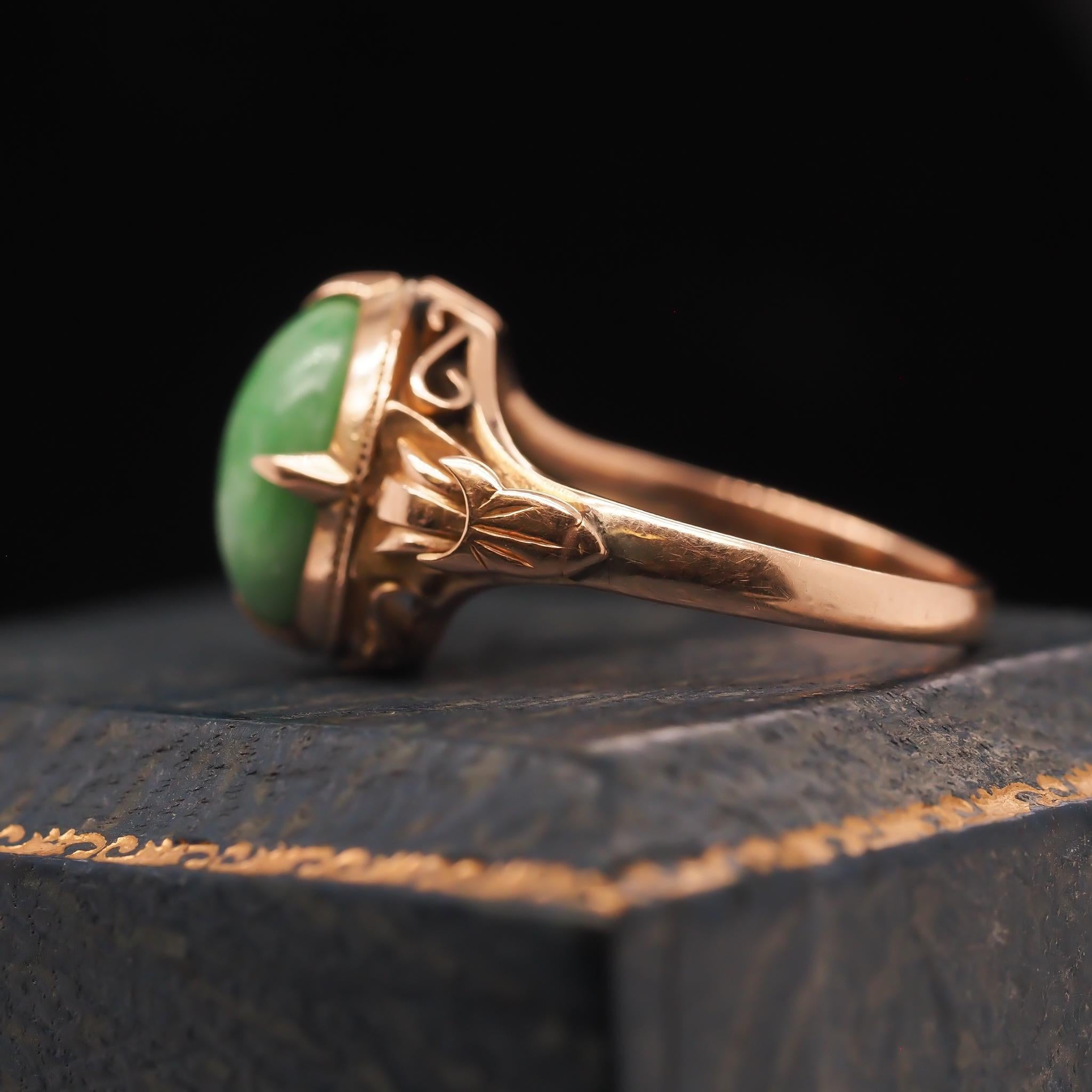 Vintage 18K Yellow Gold Hand Carved Jade Ring For Sale 5