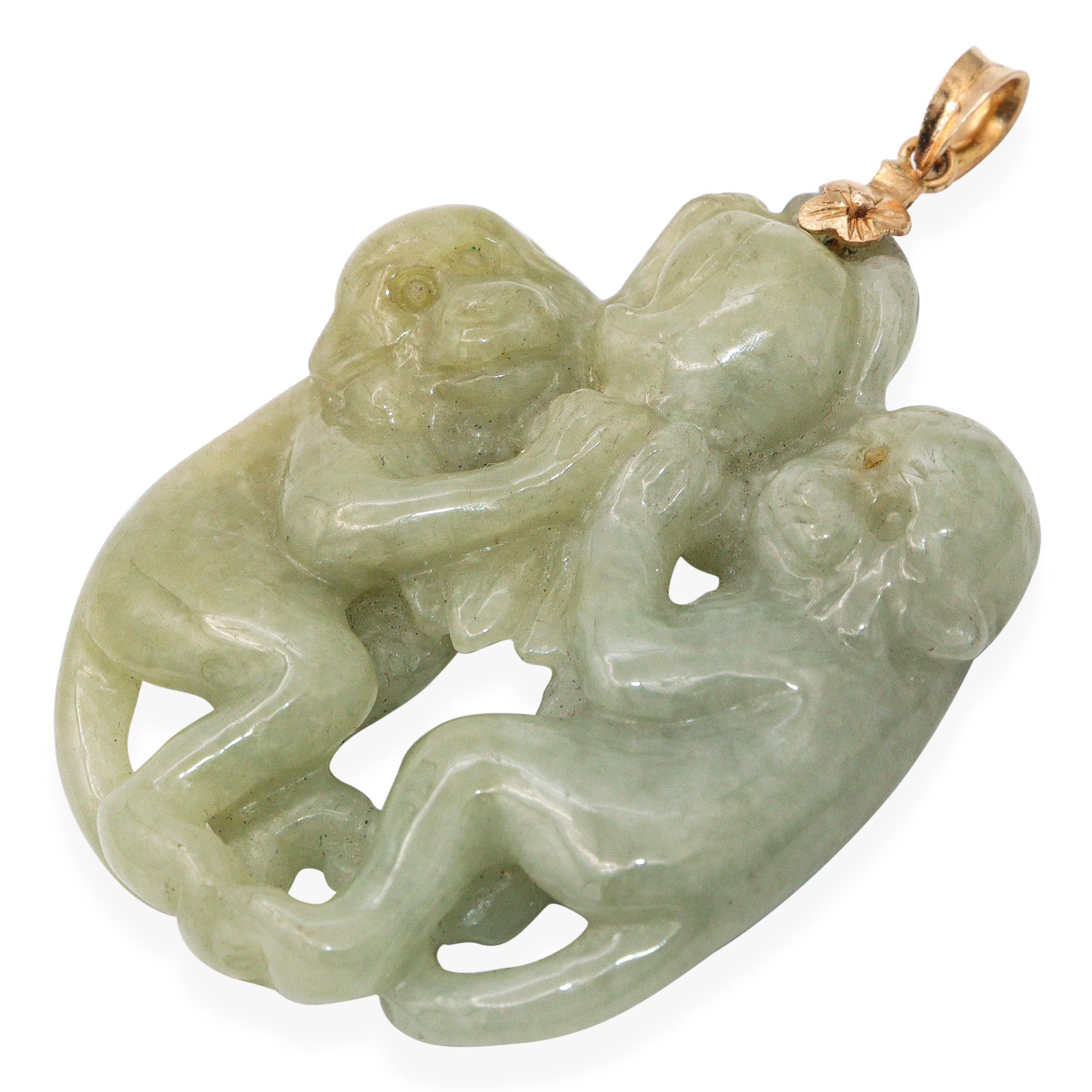 Vintage 18k Yellow Gold Hand Carved Jade Two Monkeys Pendant In Good Condition For Sale In New York, NY