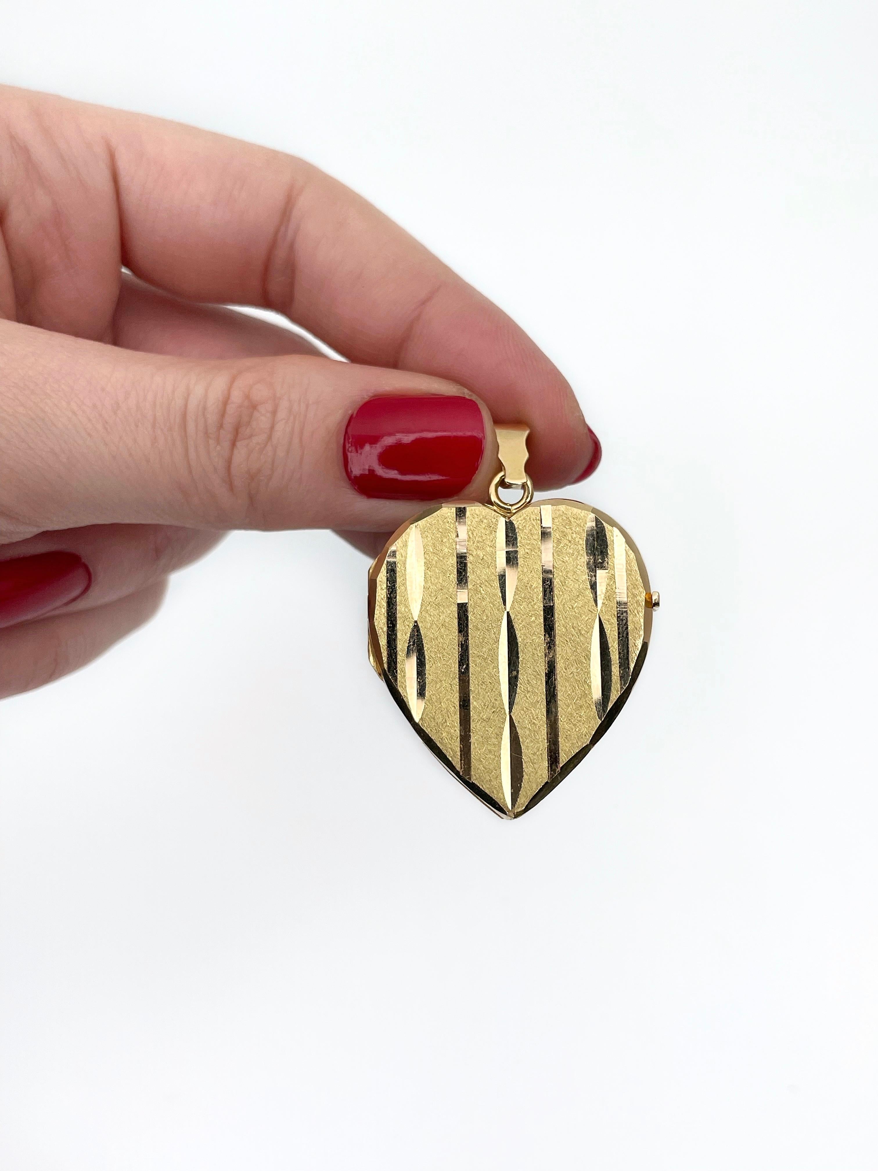 Vintage 18 Karat Yellow Gold Heart Shape Locket Pendant For Sale 3