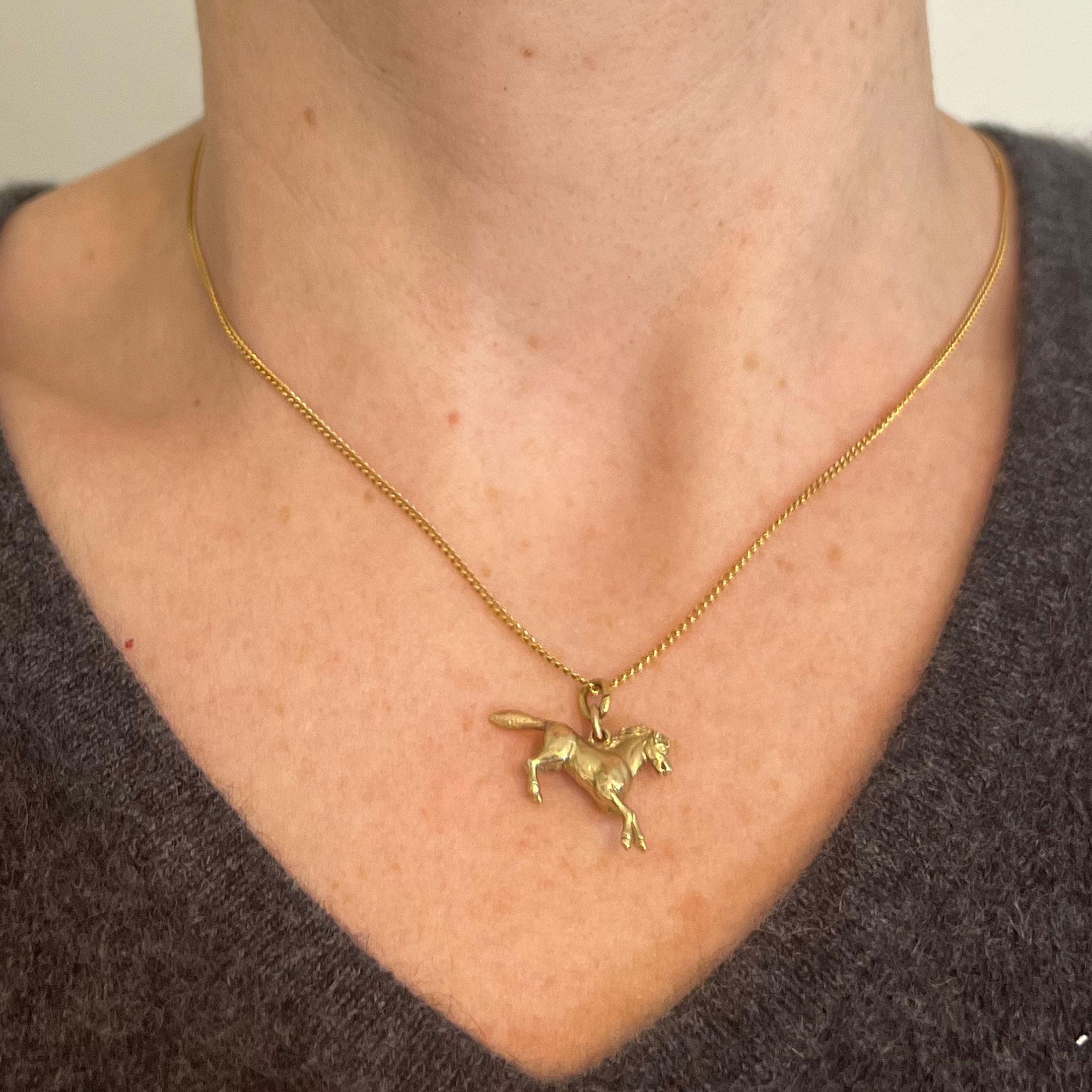 Femenino o masculino Vintage 18K Yellow Gold Horse Pony Charm Pendant en venta