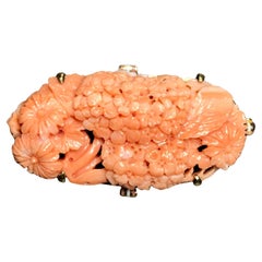 Ovale Vintage-Brosche/Anstecknadel aus 18 Karat Gelbgold mit aufwändiger, geblümter, geschnitzter rosa Koralle