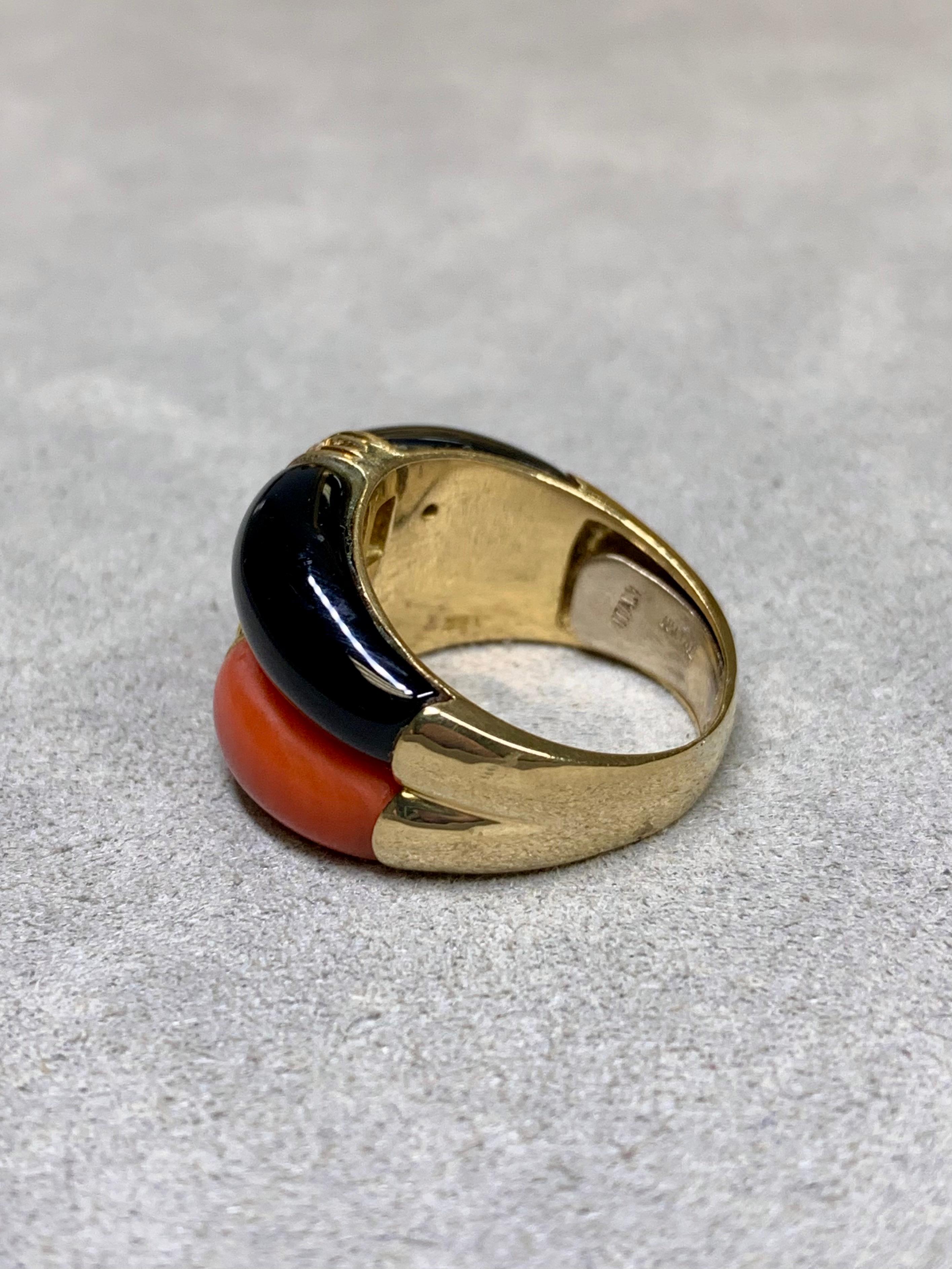 
Un anello di splendida fattura italiana che cattura sia l'eleganza che il design audace. Il pezzo presenta un'onice elegante e lucidissima abbinata a un corallo riccamente intagliato che presenta una lucentezza più morbida e opaca, conferendo un