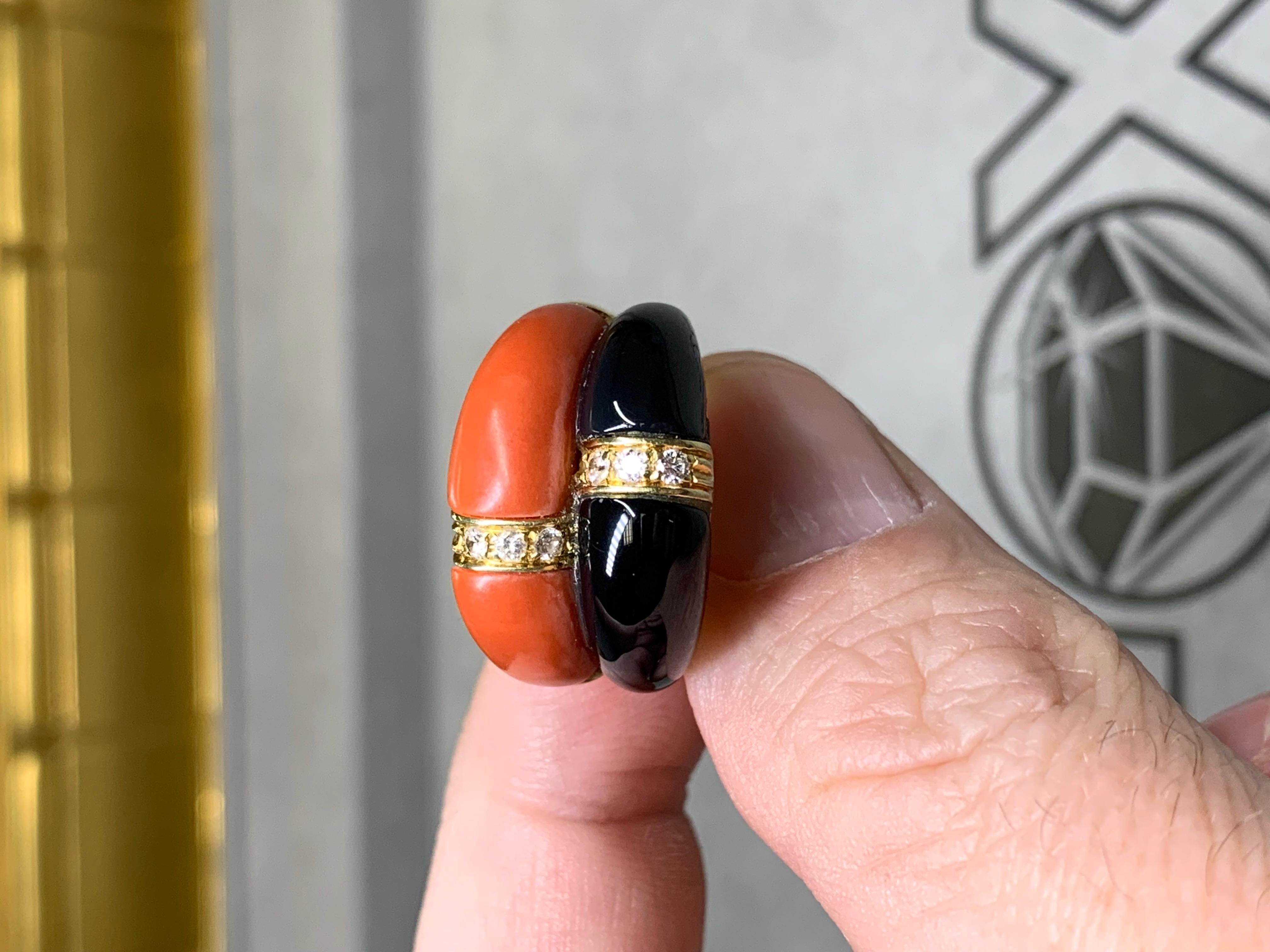 da uomo o donna Anello da cocktail d'epoca in oro giallo 18 carati con diamante italiano, corallo rosso e onice a fascia larga in vendita
