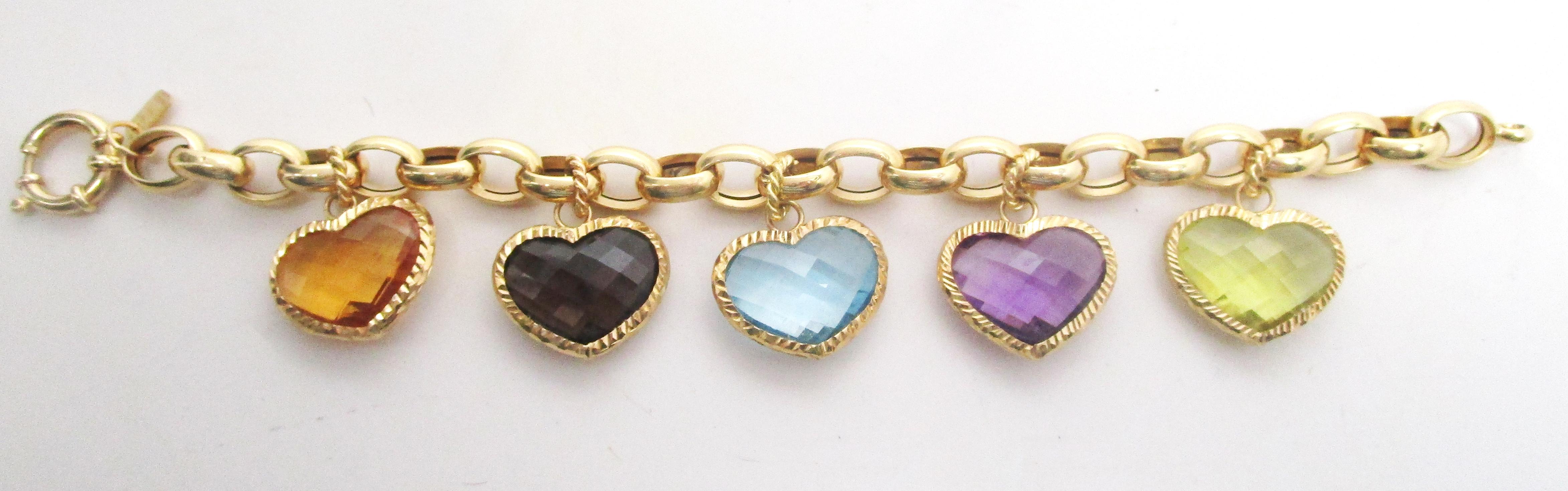 Diese unglaubliche Vintage italienische Charme Armband ist in 18k Gelbgold und verfügt über fünf Herzen Charme:: dass Citrin:: Peridot:: Amethyst:: blauer Topas und Rauchquarz sind. Jedes facettierte Herz hat genau die richtige Farbe:: um die