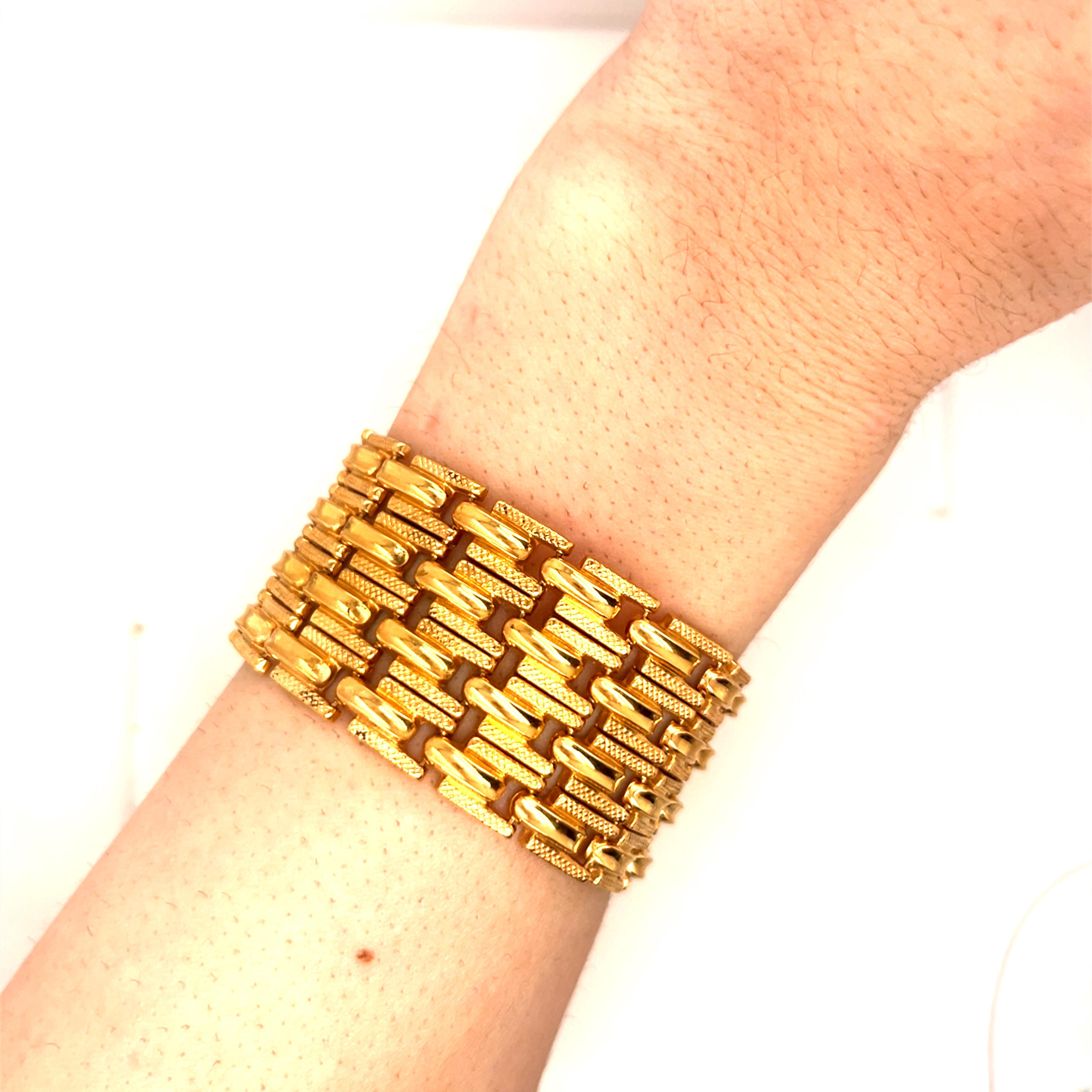 Vintage 18k Yellow Gold Italian Wide Bracelet - Cleopatra Style In Excellent Condition For Sale In Boston, MA