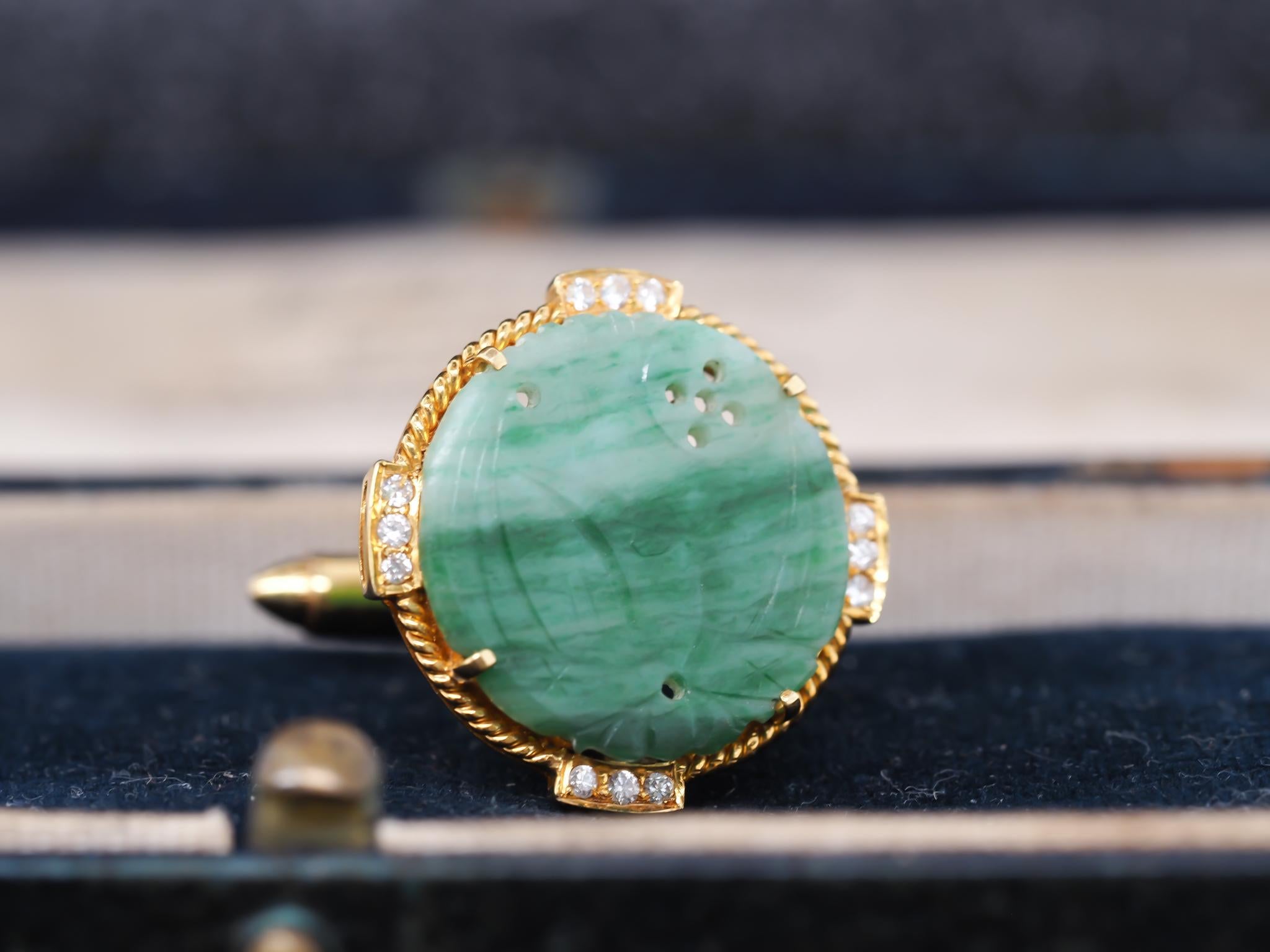 Vintage 18K Yellow Gold Jade and Diamond Cufflinks In Good Condition For Sale In Hicksville, NY