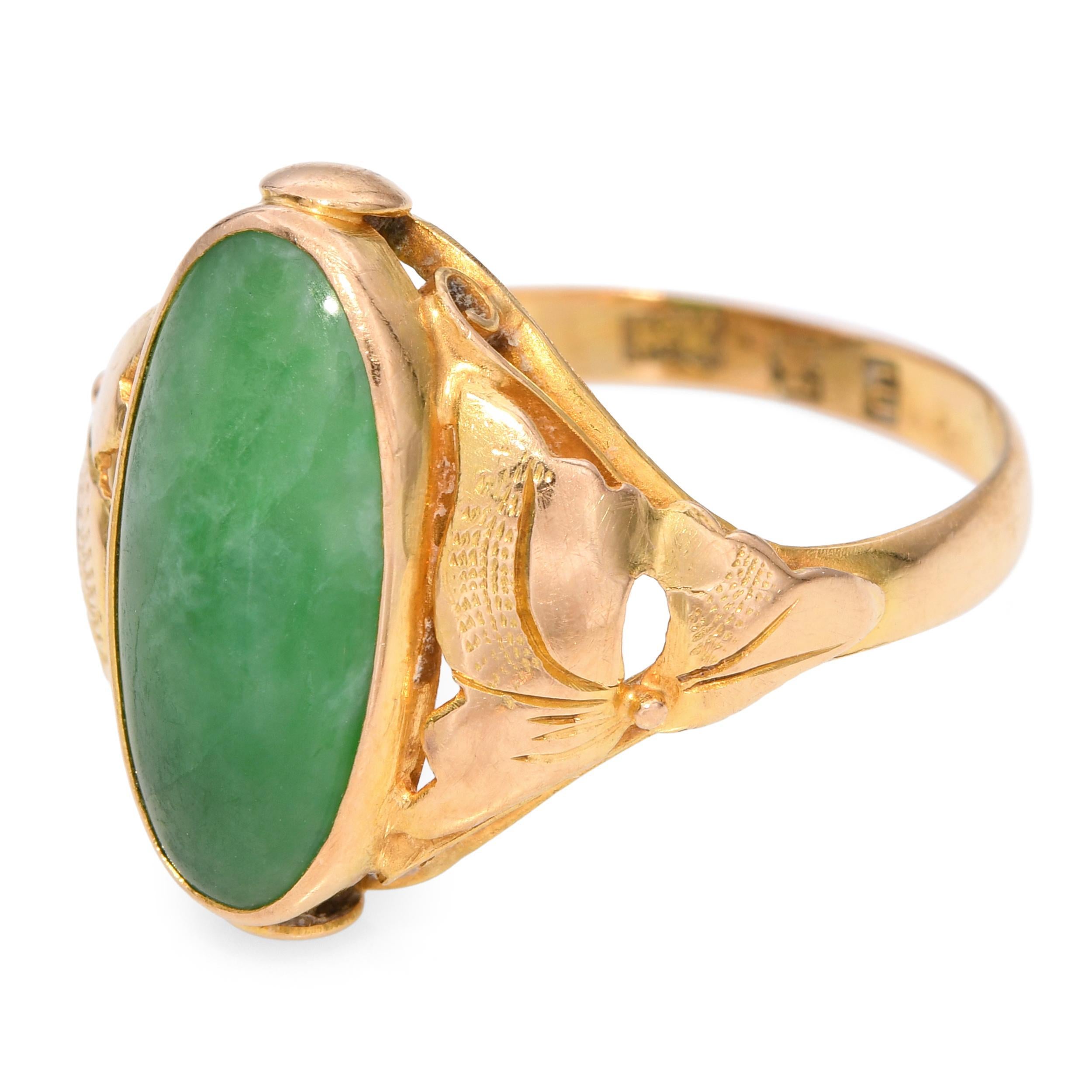 Vintage 18k Yellow Gold Jade and Floral Motif Ring In Good Condition For Sale In New York, NY