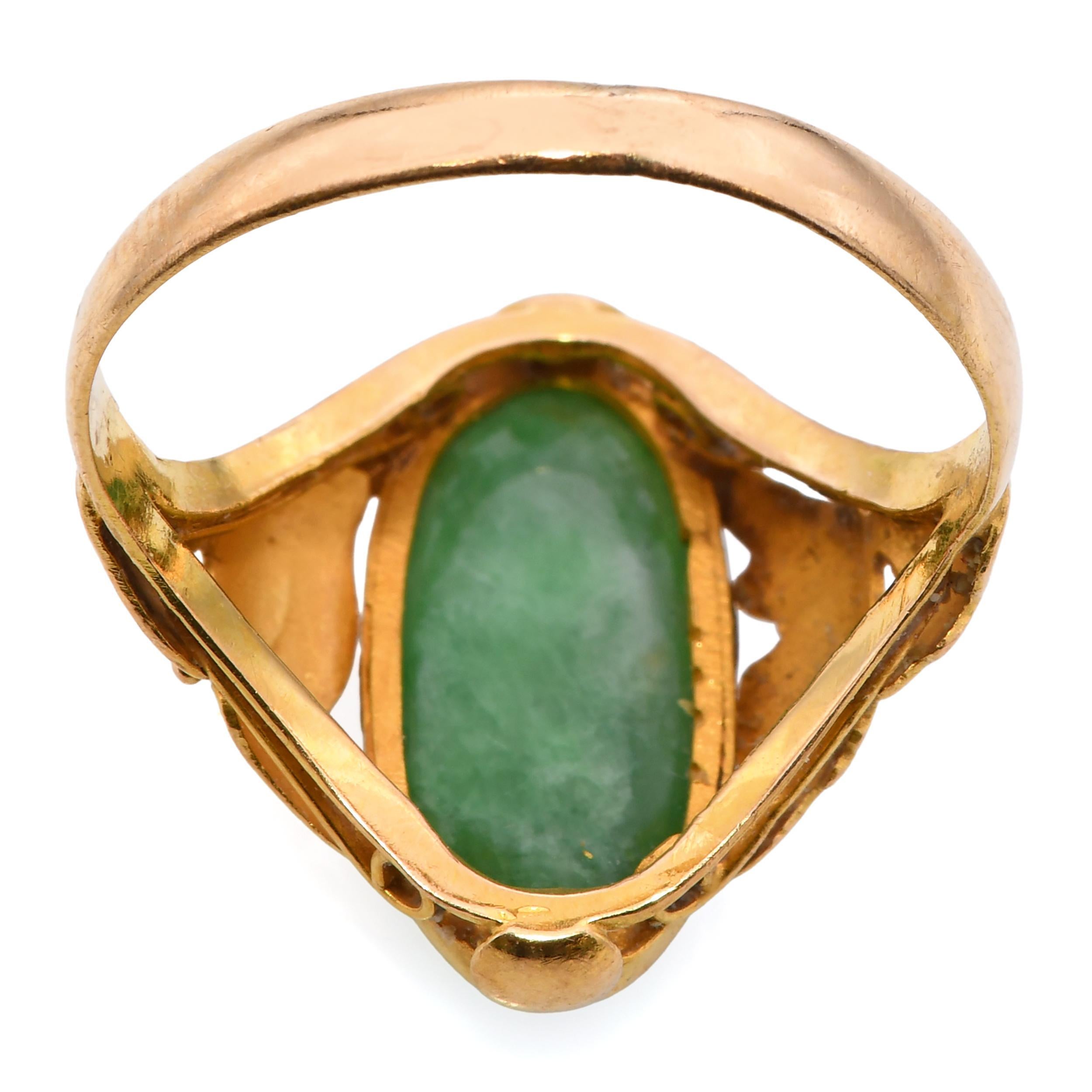 Women's or Men's Vintage 18k Yellow Gold Jade and Floral Motif Ring For Sale