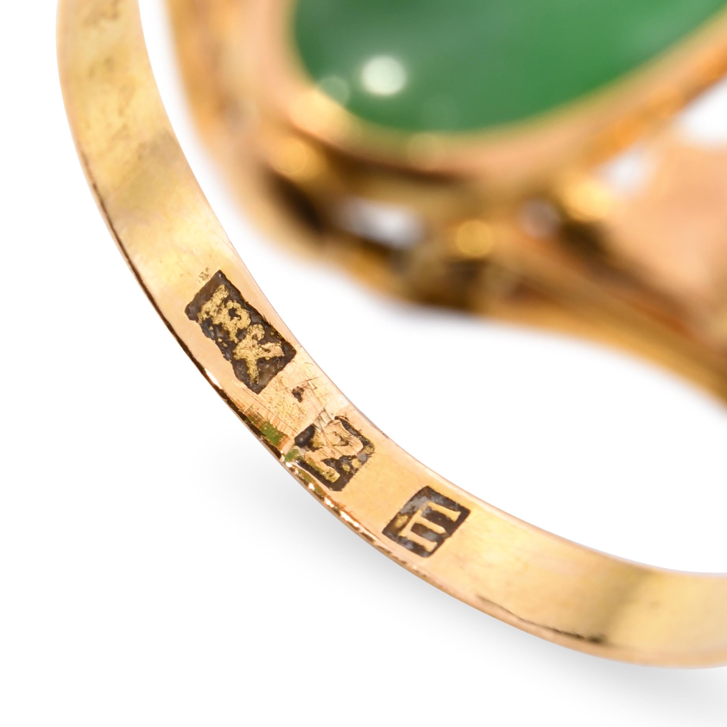 Vintage 18k Yellow Gold Jade and Floral Motif Ring For Sale 1