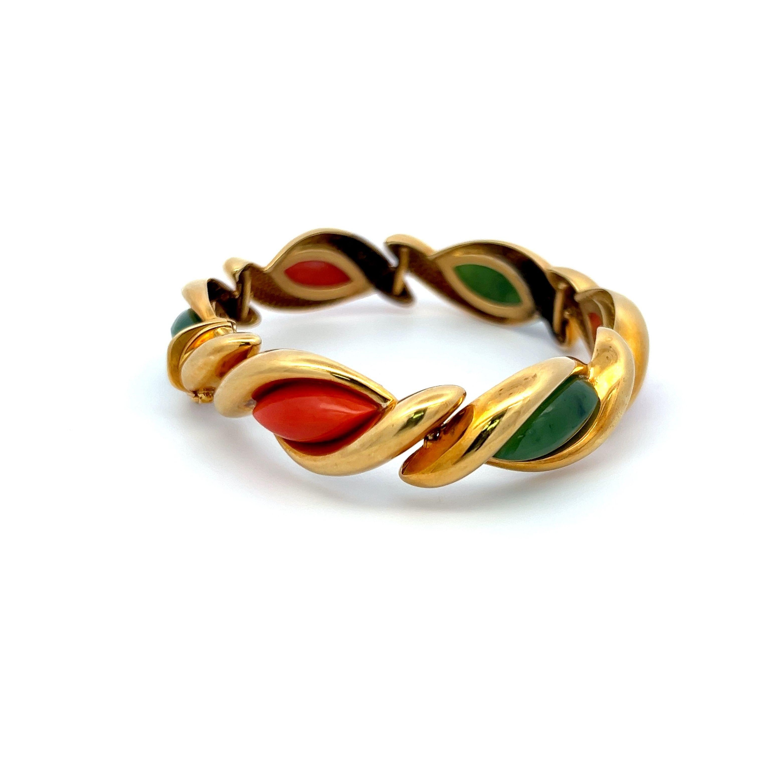 Titolo:
Questo bracciale vintage in oro giallo 18 carati presenta un'alternanza di cabochon di giada e corallo a forma di marquise incastonati in scultoree maglie d'oro ritorte. La ricca giada verde e il vibrante corallo rosso-arancio creano un