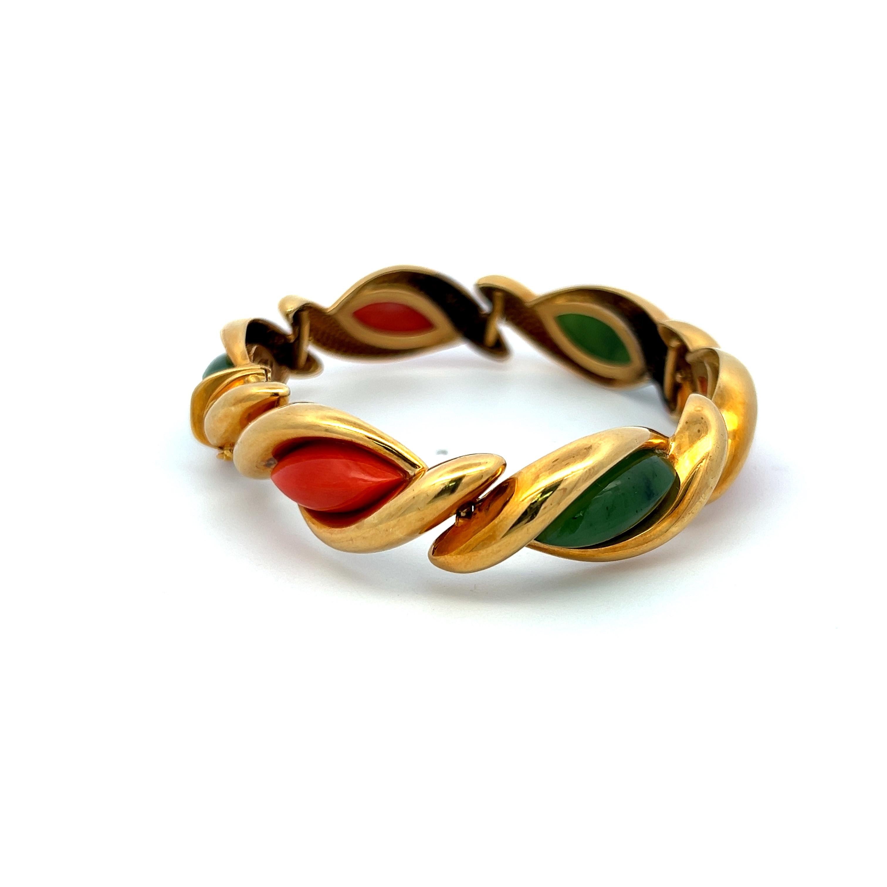 Taglio marquise Bracciale d'epoca in oro giallo 18 carati con giada e corallo - 7 pollici, 67.4g in vendita