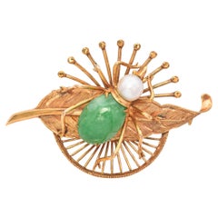 Alfiler broche vintage de oro amarillo de 18 quilates con araña de jade y perlas sobre una hoja