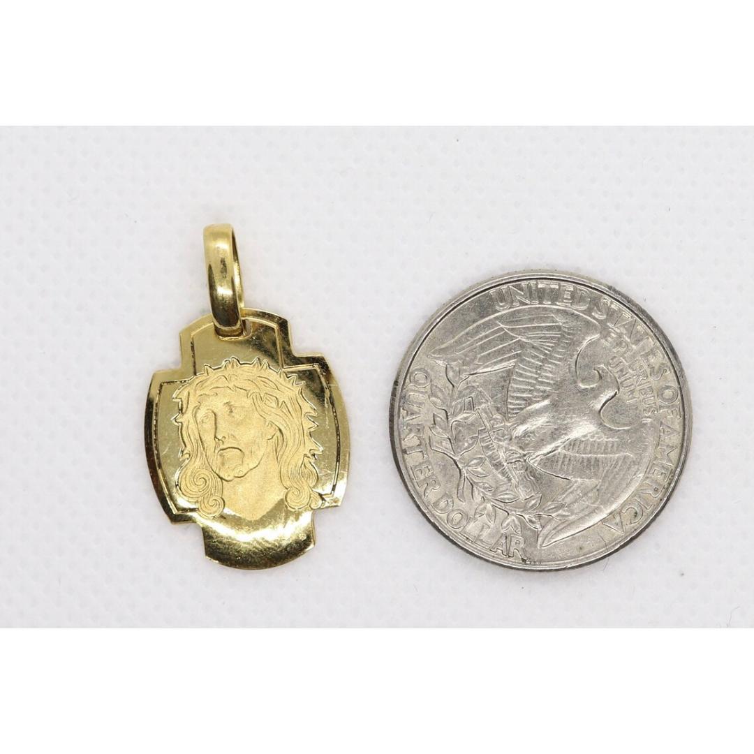 Vintage By aus den 1950er Jahren
MATERIALIEN: Gold
Stil: Mitte des Jahrhunderts

Breite des Anhängers: 16,5 Millimeter; Höhe des Anhängers: 21 Millimeter

Prächtiger Anhänger. Sie werden so etwas nirgendwo anders sehen.

Der Anhänger ist mit 18k