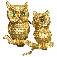 Vintage 18K Yellow Gold KURT WAYNE Emerald Double Owl Textured Brooch c. 1970
