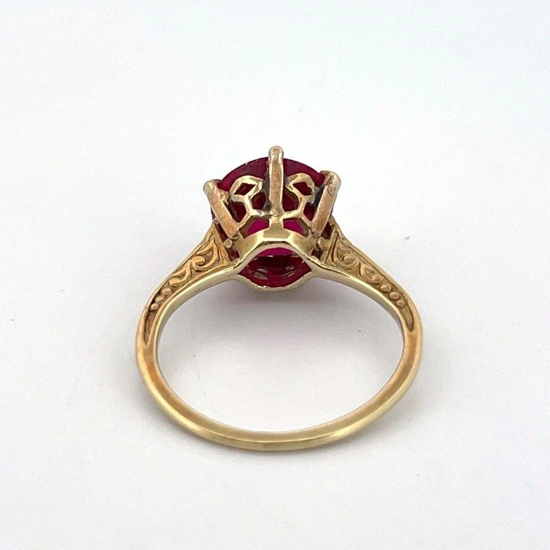 Vintage 18K Yellow Gold Lab Created Synthetic Ruby Solitaire 8.4mm Ring Size 5 In Good Condition For Sale In Carmel By The Sea, CA