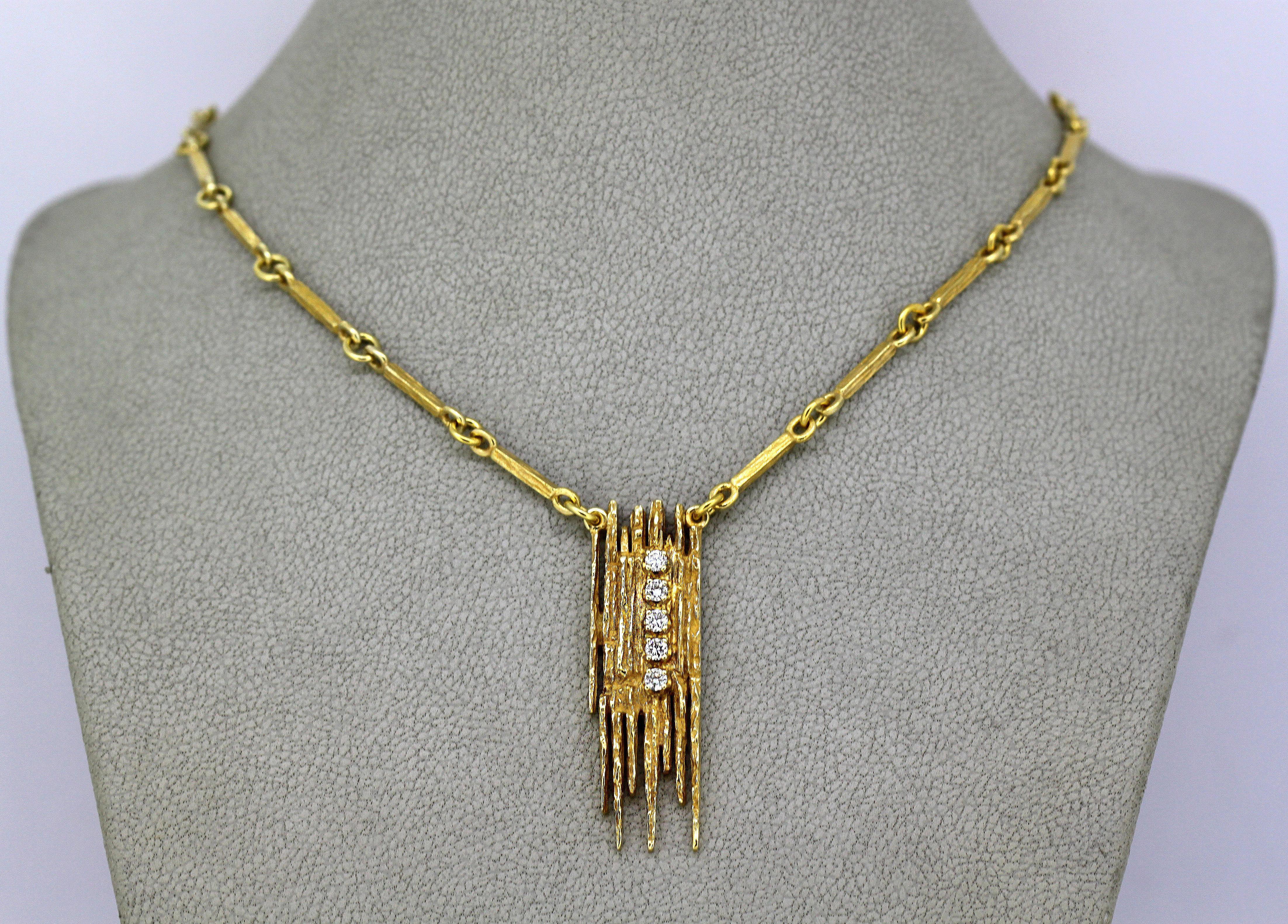 Vintage 18k yellow gold ladies necklace with pendant & diamonds. 
Made in 1970's 
Hallmarked 750. 

Approx Dimensions - 
Necklace Length : 42 cm 
Necklace Width : 0.3 cm 
Pendant Size : 3.8 x 1.2 cm 
Weight : 21 grams 

Diamonds - 
Cut : Round