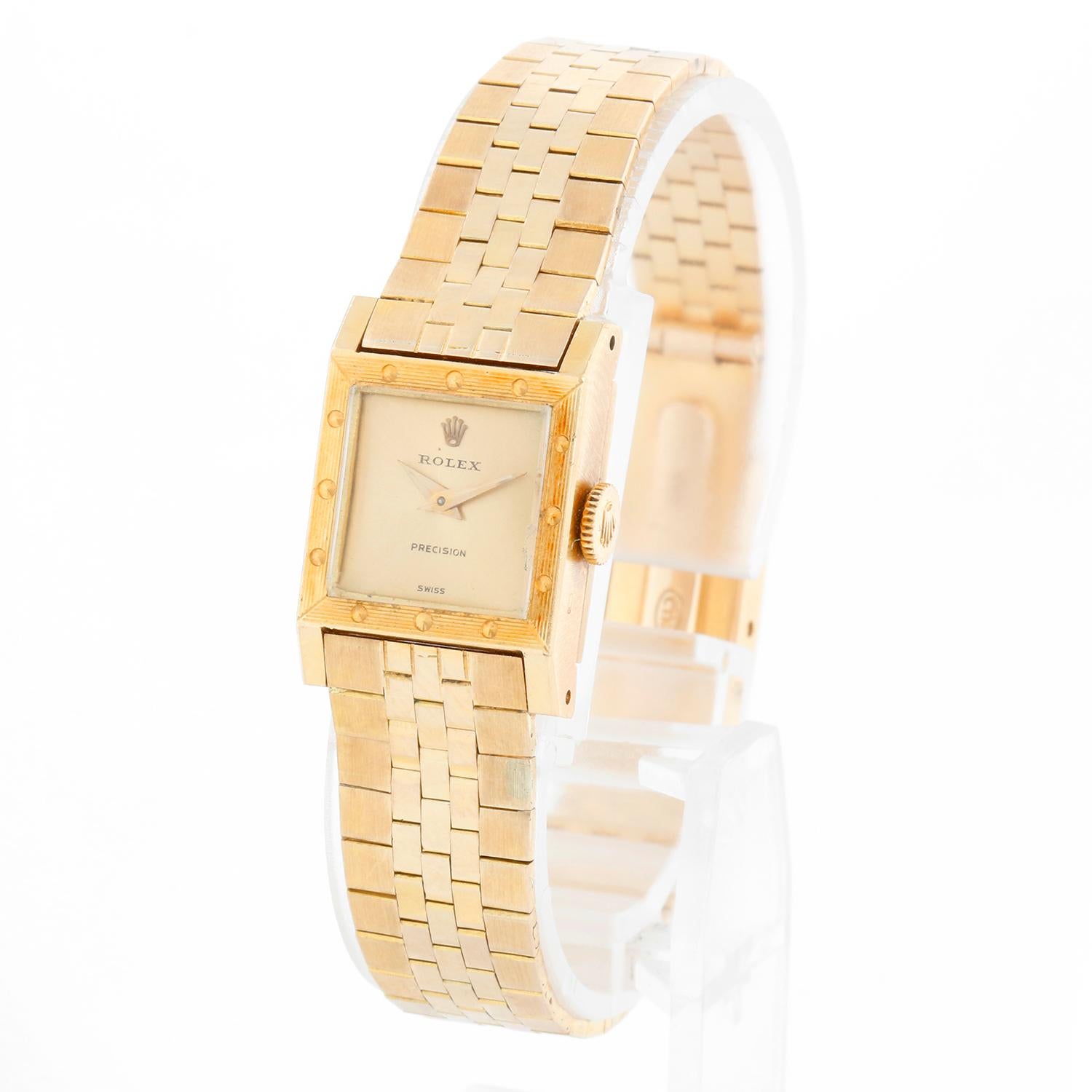 Vintage 18k Gelbgold Ladies Square Rolex ref 9251 - Handaufzug. Unpoliertes Gehäuse aus 18 Karat Gelbgold mit gravierter Lünette und Punkten bei den Stunden. Champagnerfarbenes Zifferblatt. 18K Gelbgold Armband. Passt bis zu einem Handgelenk von 6