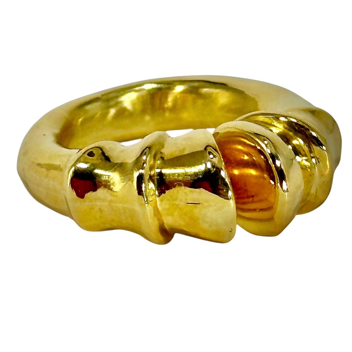 Questa proposta d'epoca dell'apprezzato produttore greco Lalaounis è caratterizzata da un fronte diviso affiancato da due cornucopie dorate stilizzate. Questo particolare motivo, utilizzato originariamente dagli antichi greci, simboleggiava