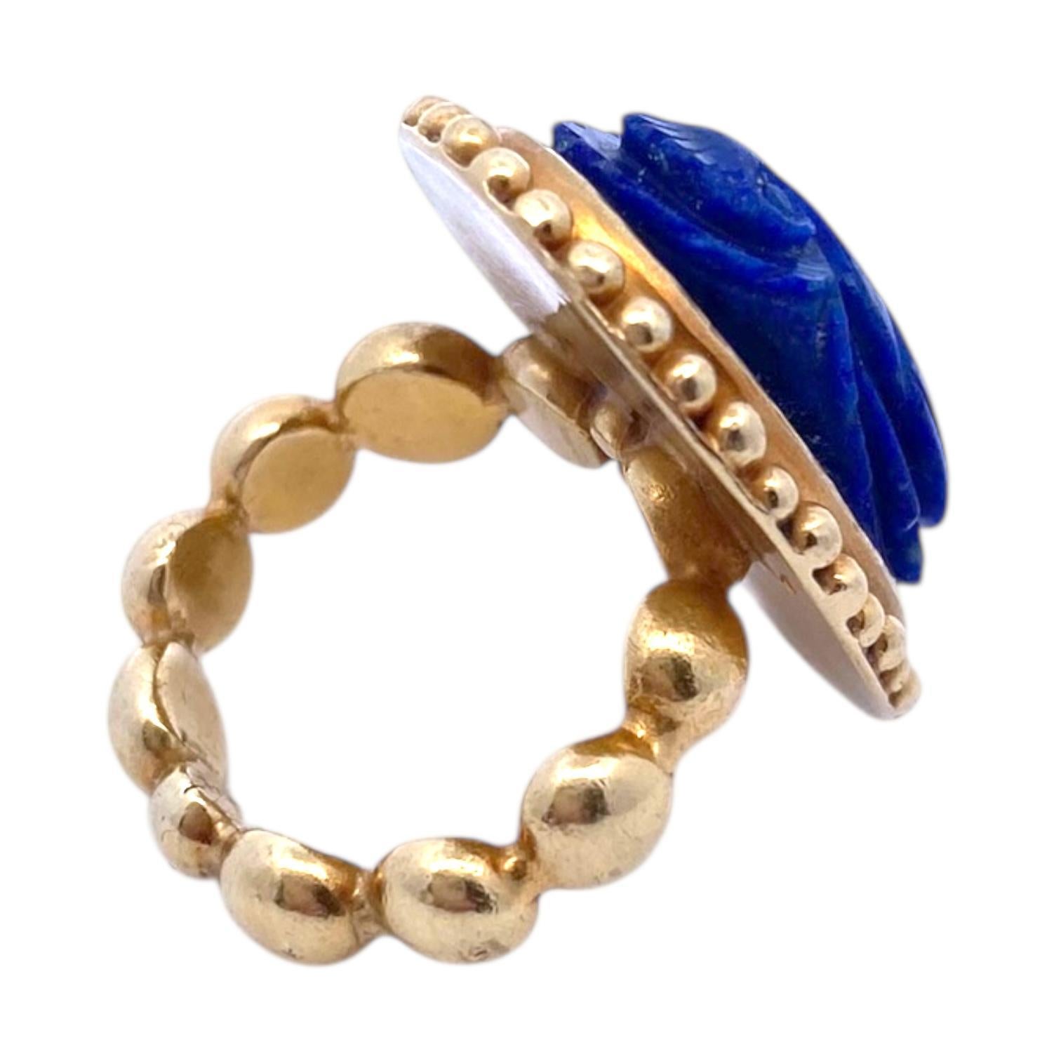 Anillo vintage de oro amarillo de 18 quilates con escarabajo de lapislázuli Renacimiento egipcio en venta