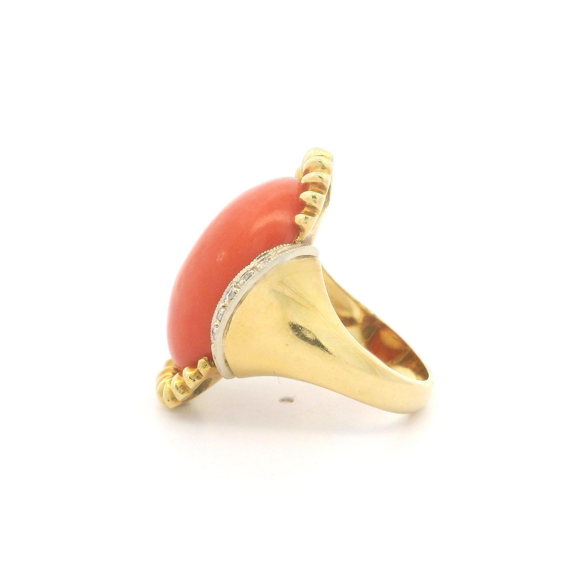 Vintage 18 Karat Gelbgold Großer Koralle Diamant Akzent Wellenschliff End 1960er Jahre Ring im Zustand „Hervorragend“ im Angebot in Montclair, NJ