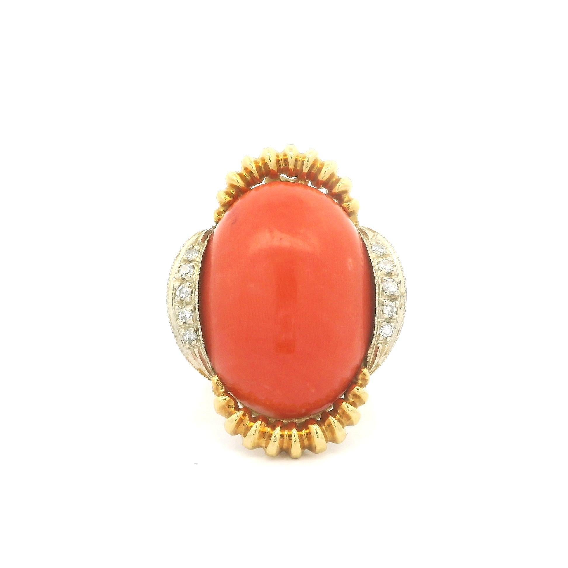 Vintage 18 Karat Gelbgold Großer Koralle Diamant Akzent Wellenschliff End 1960er Jahre Ring Damen im Angebot