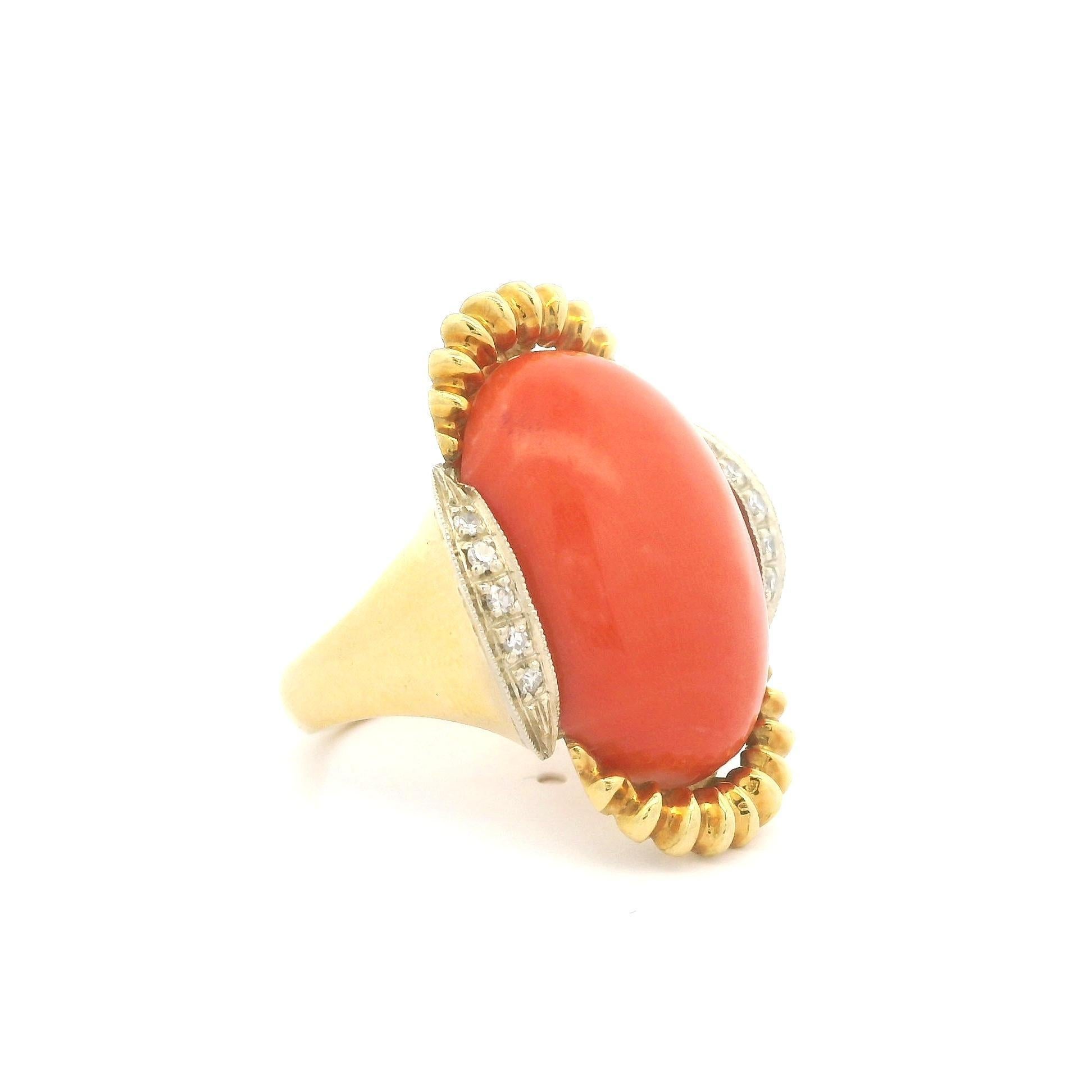Vintage 18 Karat Gelbgold Großer Koralle Diamant Akzent Wellenschliff End 1960er Jahre Ring im Angebot 1