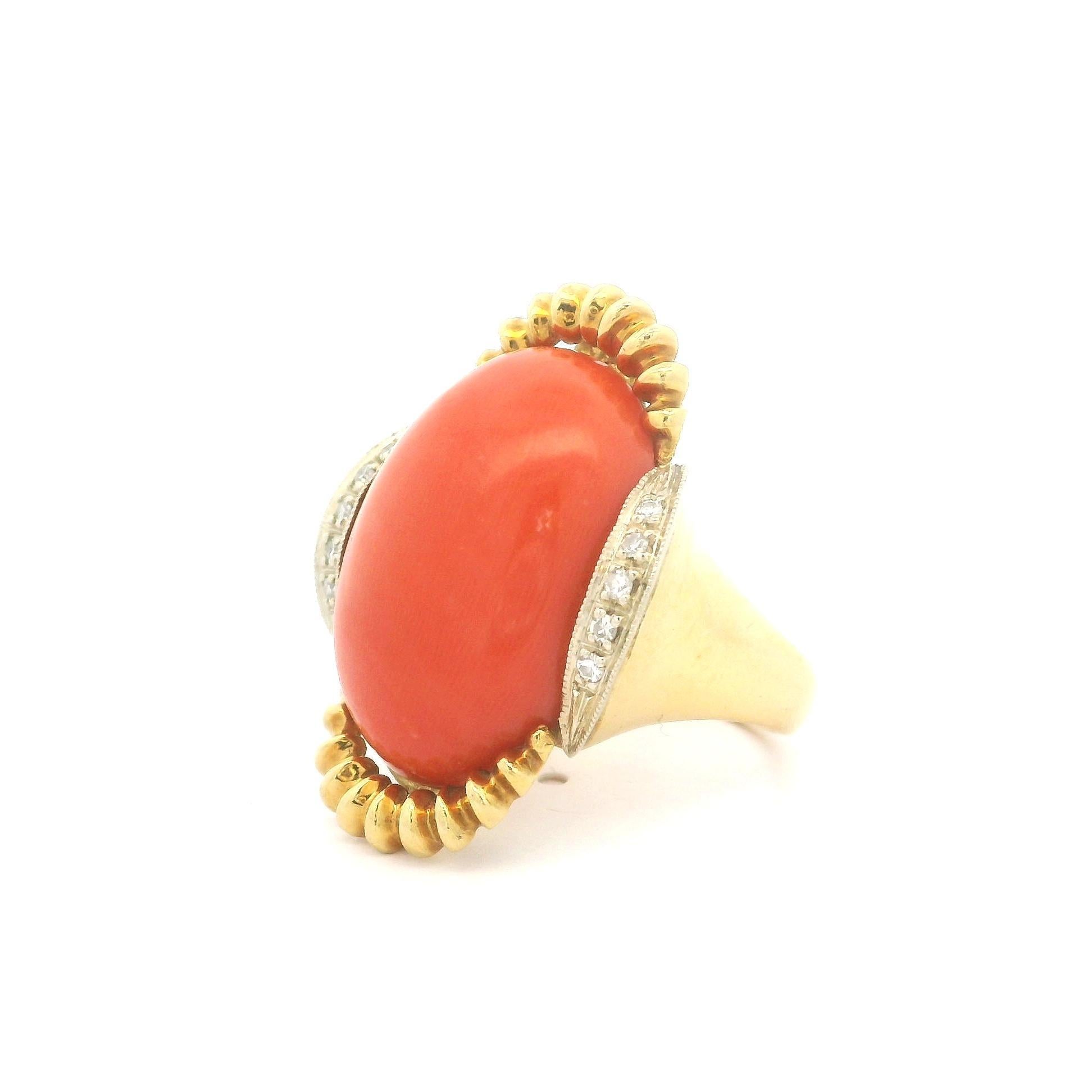 Vintage 18 Karat Gelbgold Großer Koralle Diamant Akzent Wellenschliff End 1960er Jahre Ring im Angebot 2