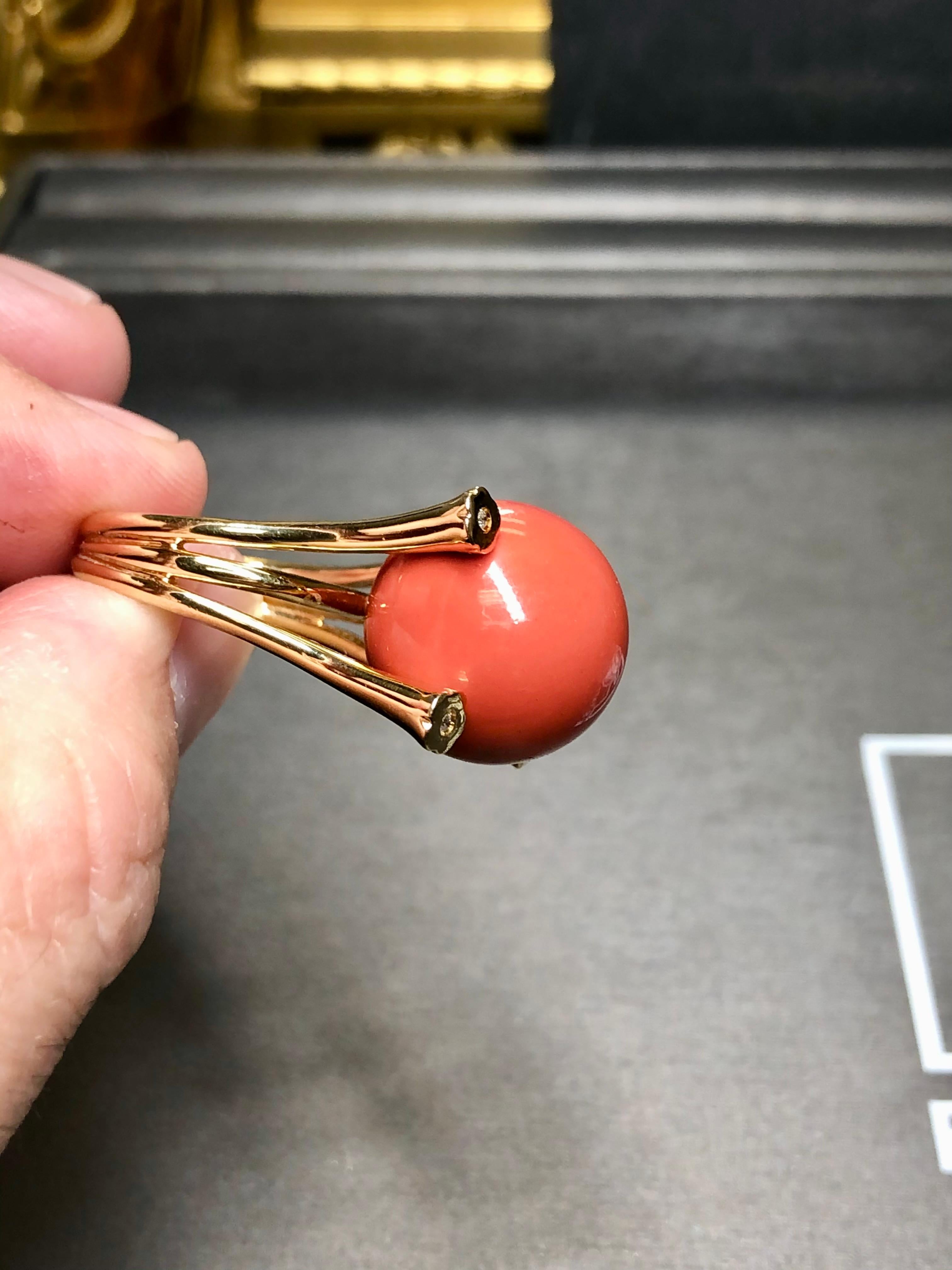 Vintage 18K Yellow Gold Large Coral Sphere Diamond Cocktail Ring 15.76mm Sz 7 In Good Condition For Sale In Winter Springs, FL