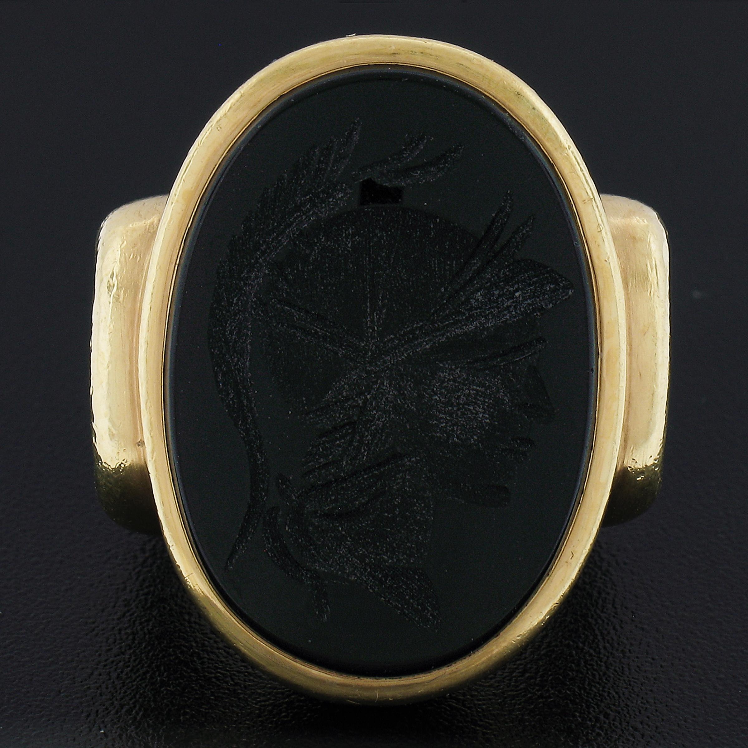 Vintage 18 Karat Gelbgold Großer ovaler schwarzer Onyx geschnitzter Intaglio Trojan Schwerer Ring (Ovalschliff) im Angebot