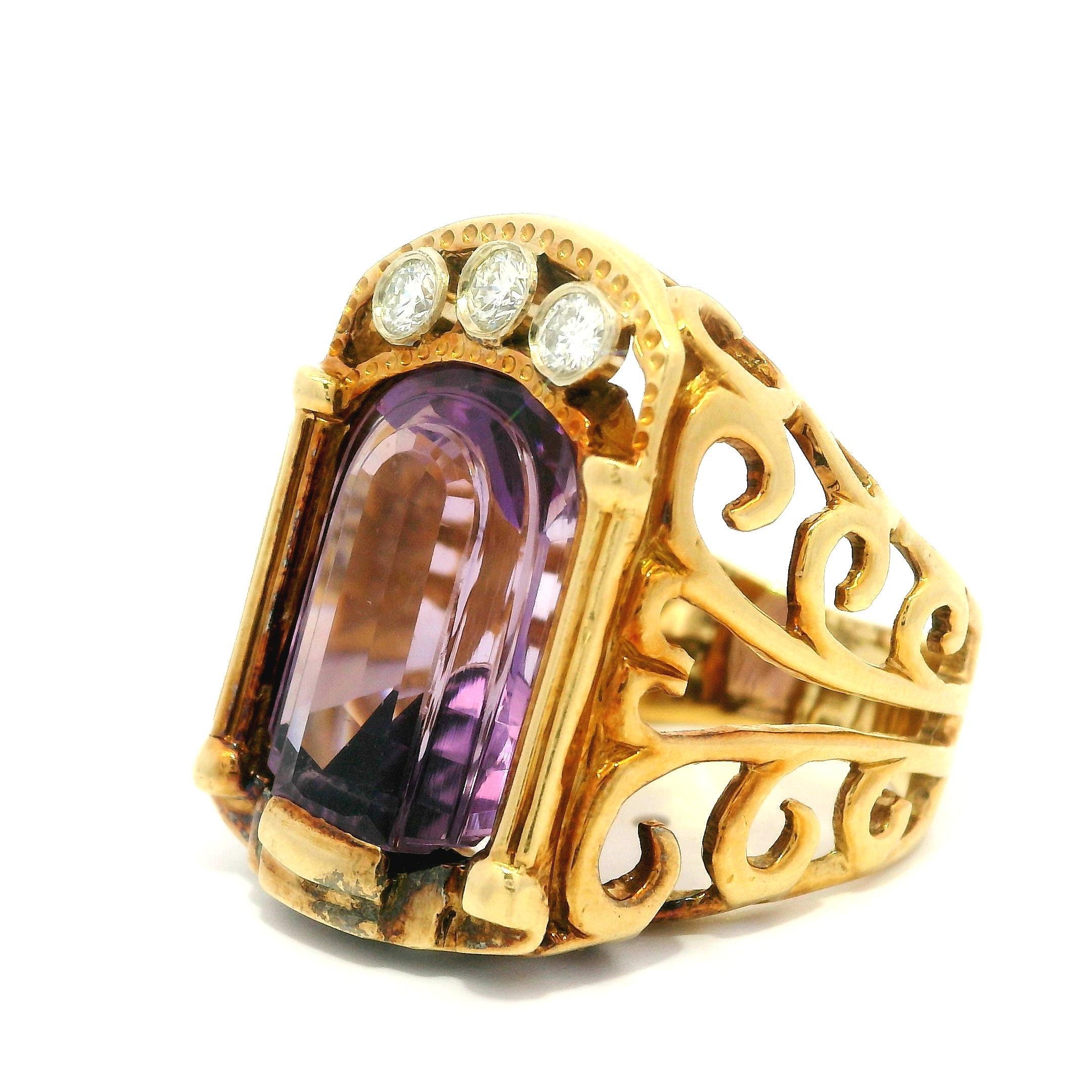 Taille brillant Bague vintage en or jaune 18 carats avec grande améthyste unique taillée sur mesure et diamants en vente
