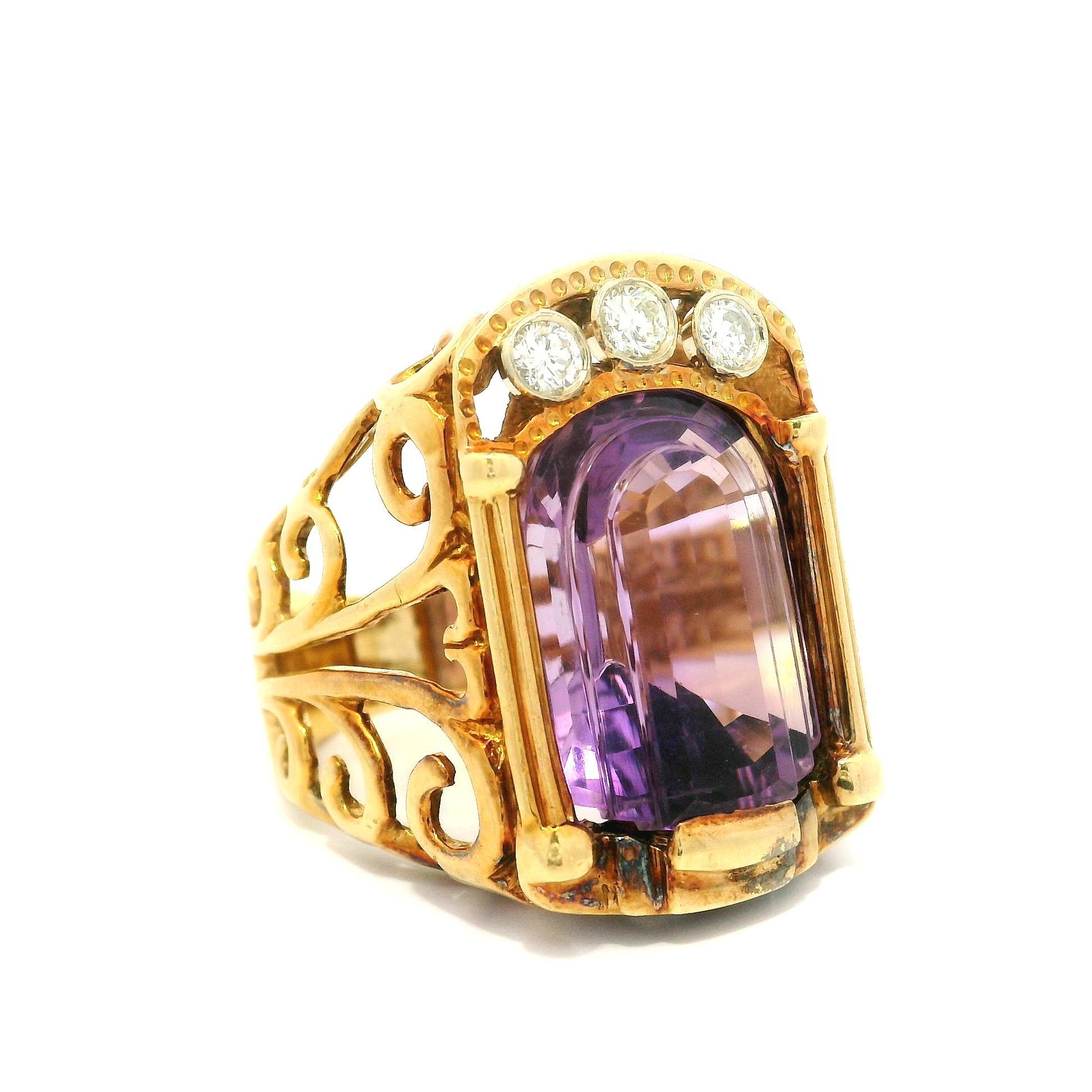 Bague vintage en or jaune 18 carats avec grande améthyste unique taillée sur mesure et diamants Bon état - En vente à Montclair, NJ