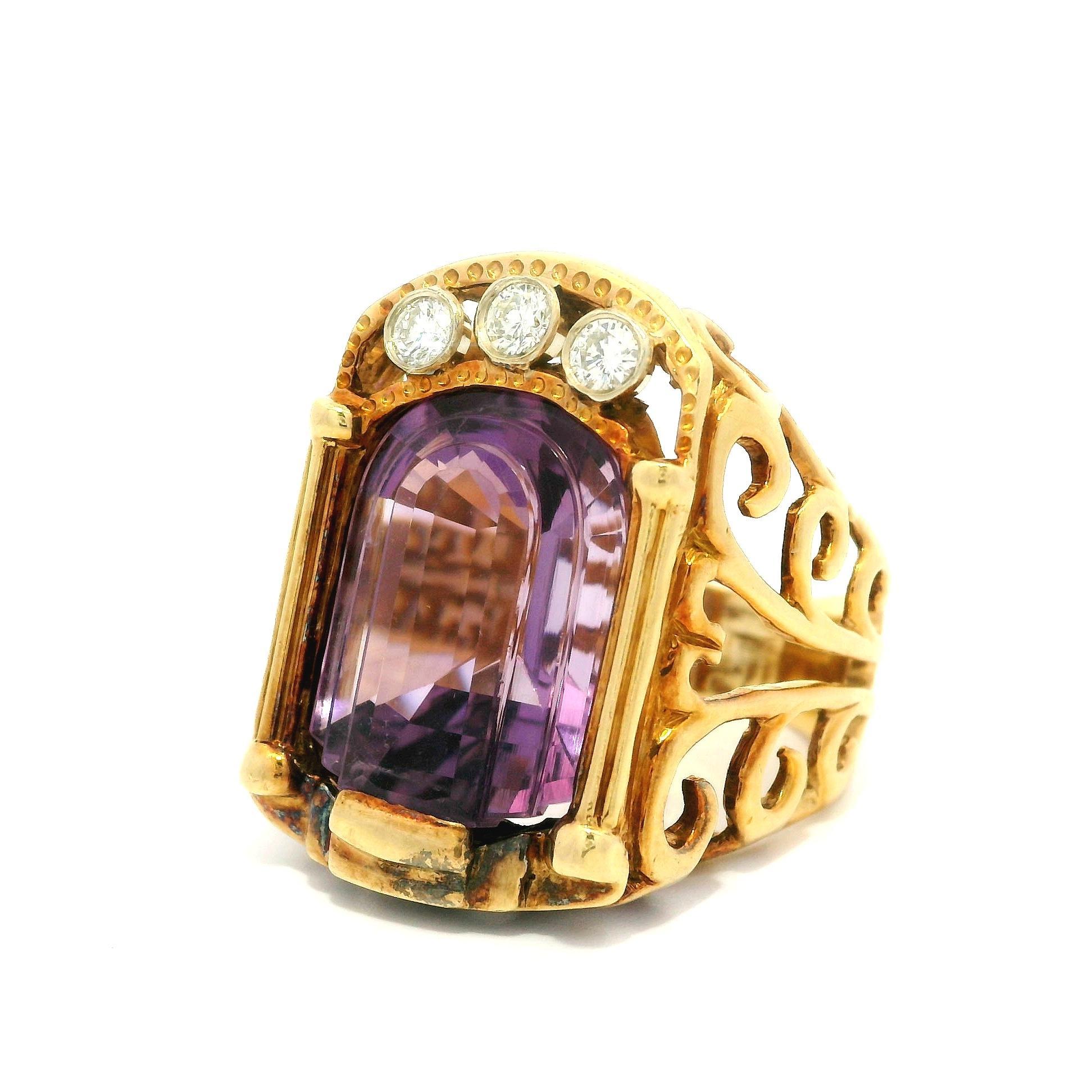 Bague vintage en or jaune 18 carats avec grande améthyste unique taillée sur mesure et diamants Pour femmes en vente