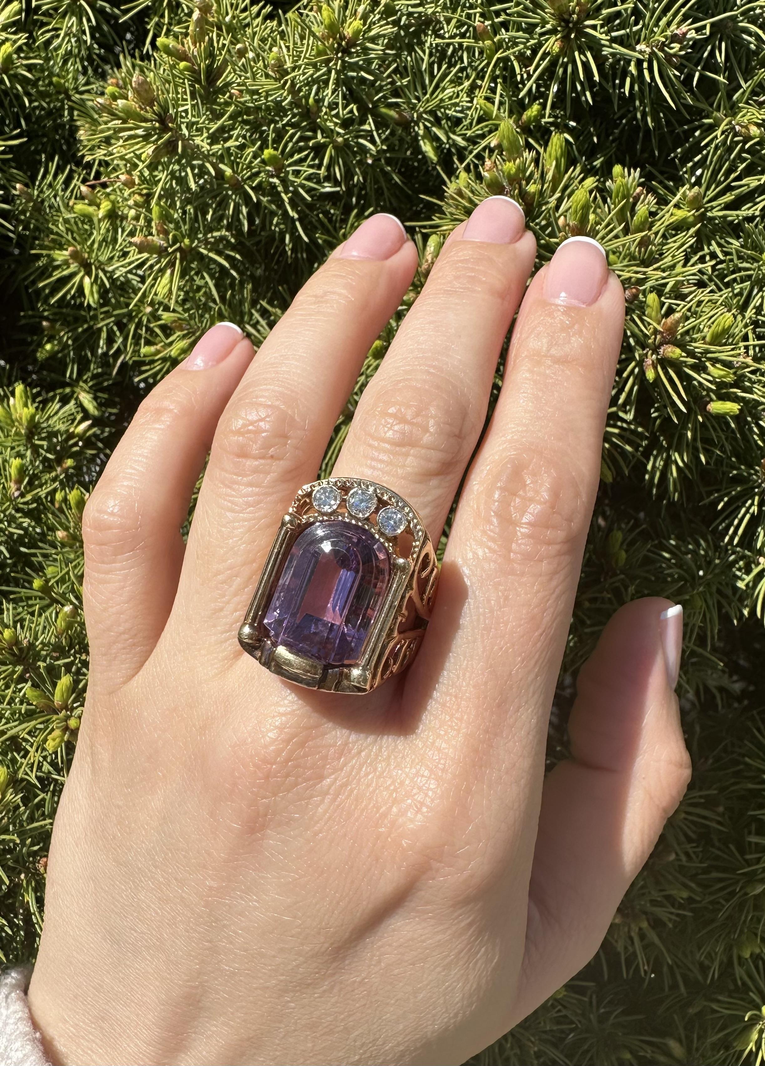 Bague vintage en or jaune 18 carats avec grande améthyste unique taillée sur mesure et diamants en vente 1