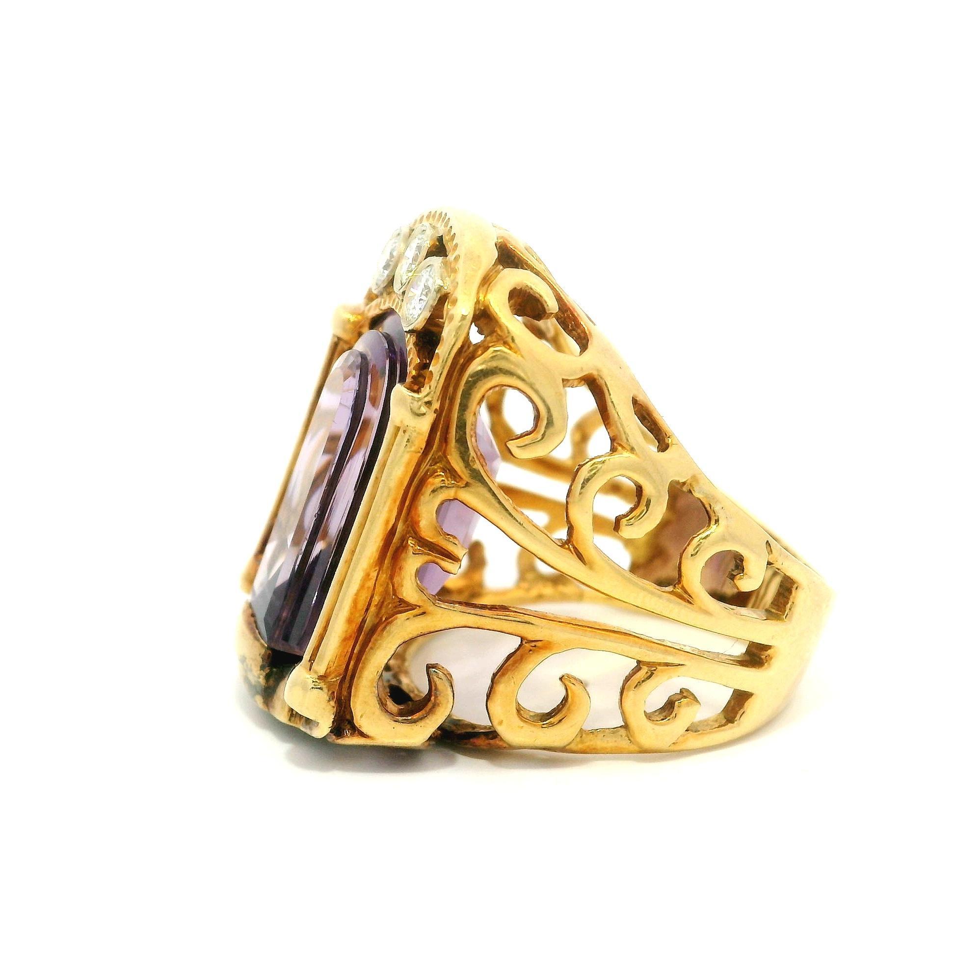 Bague vintage en or jaune 18 carats avec grande améthyste unique taillée sur mesure et diamants en vente 3