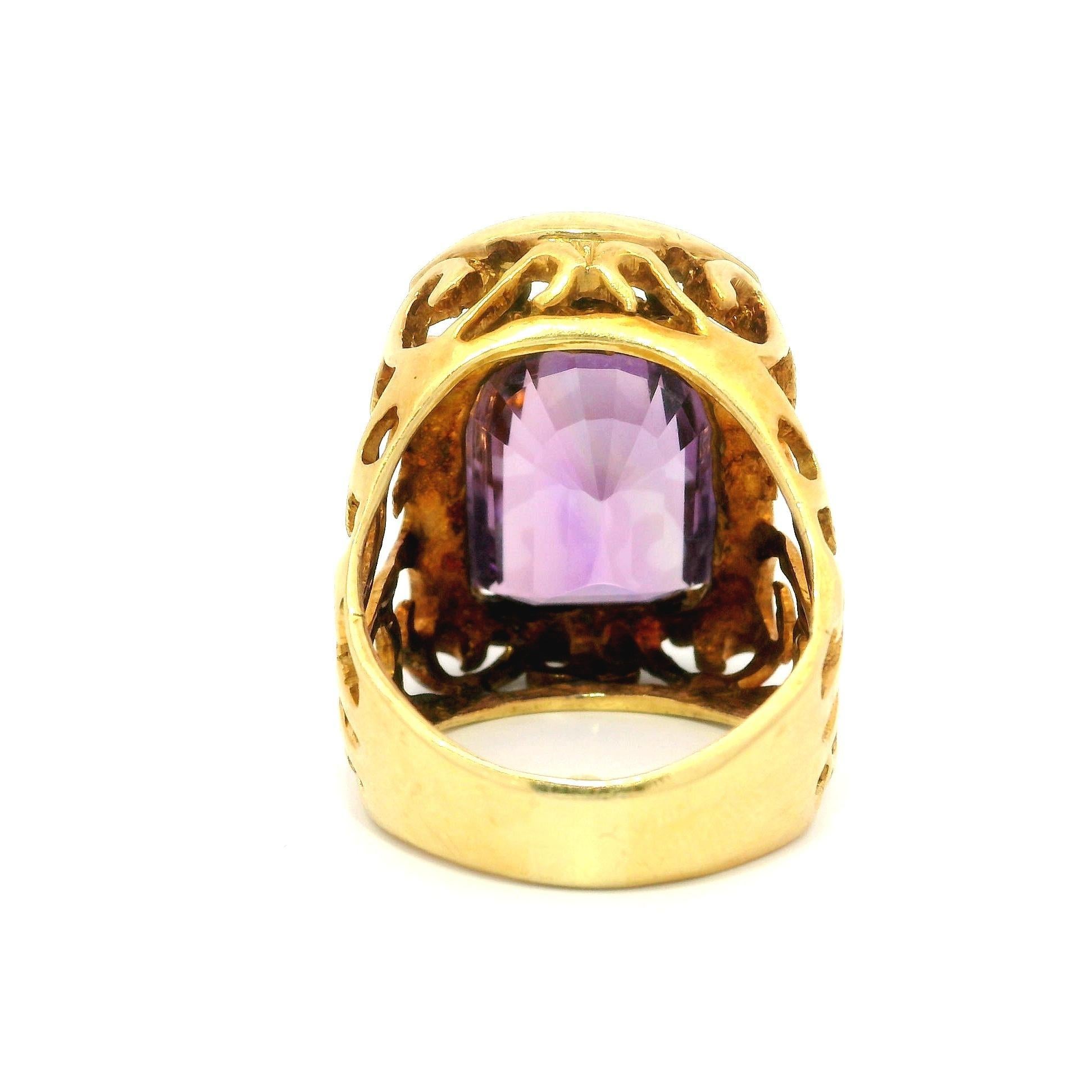 Bague vintage en or jaune 18 carats avec grande améthyste unique taillée sur mesure et diamants en vente 4