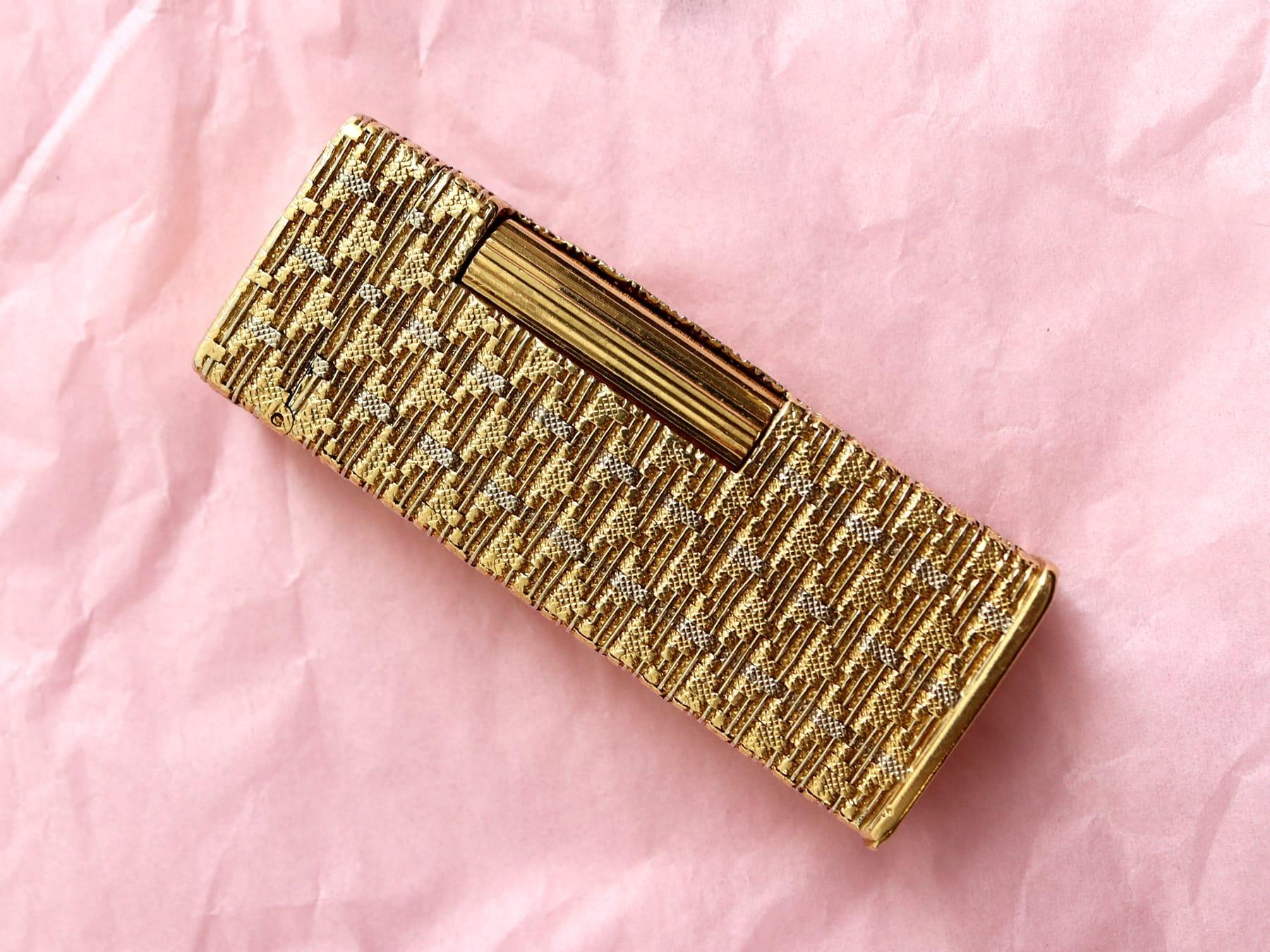 Un exceptionnel, fin et impressionnant briquet Rollagas vintage en or jaune 18 carats fabriqué par Dunhill ; un ajout à notre collection d'argenterie liée au tabagisme.

Cet exceptionnel briquet vintage suisse en or 18 carats a une forme