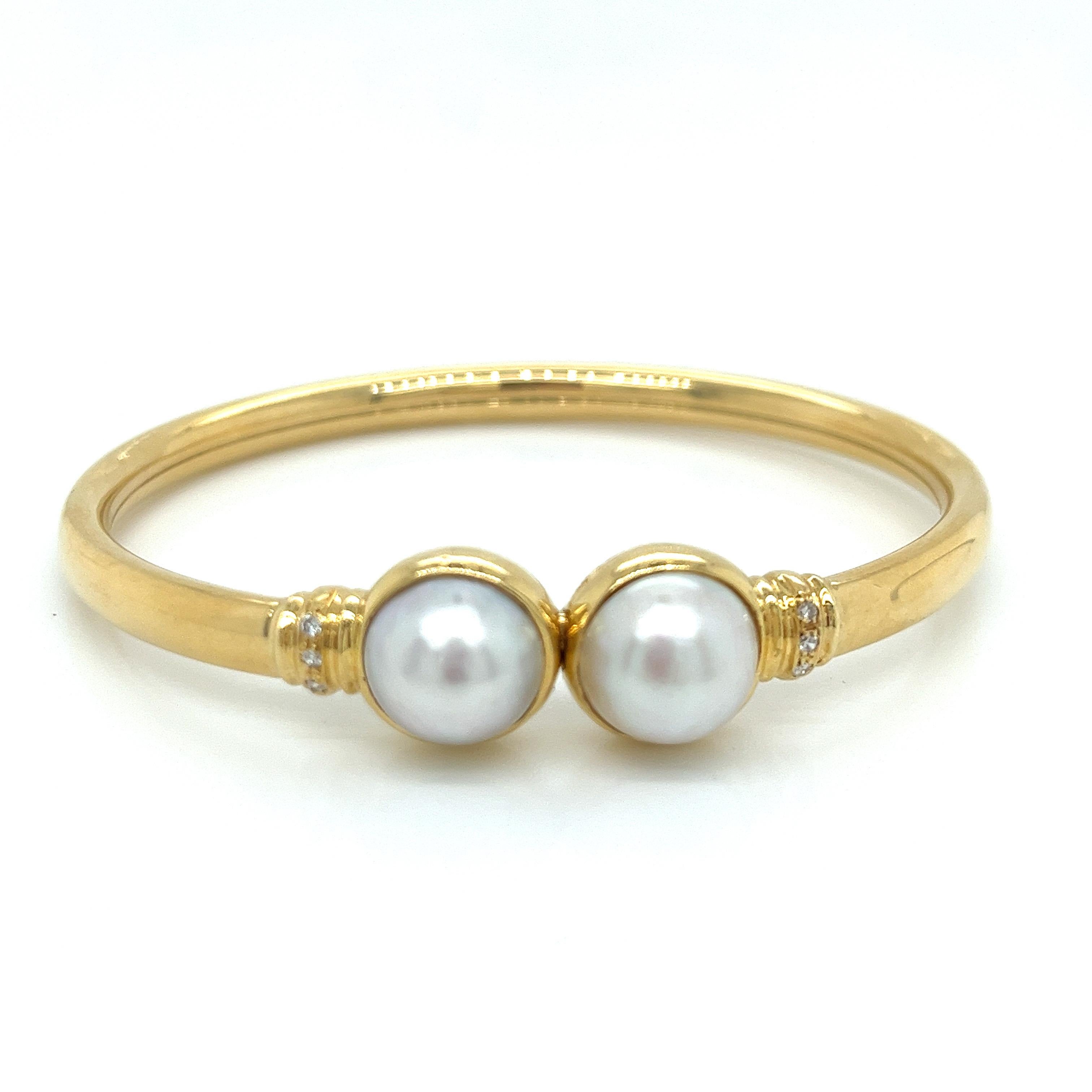 Vintage 18k Gelbgold Mabe Perle und Diamant-Armreif - Die beiden Mabe Perlen messen 10mm im Durchmesser. Sie sind in Lünetten gefasst, die sich zusammenklicken lassen. Der Armreif hat 6 runde Diamanten mit einem Gewicht von ca. 0,06 ct als Akzent.