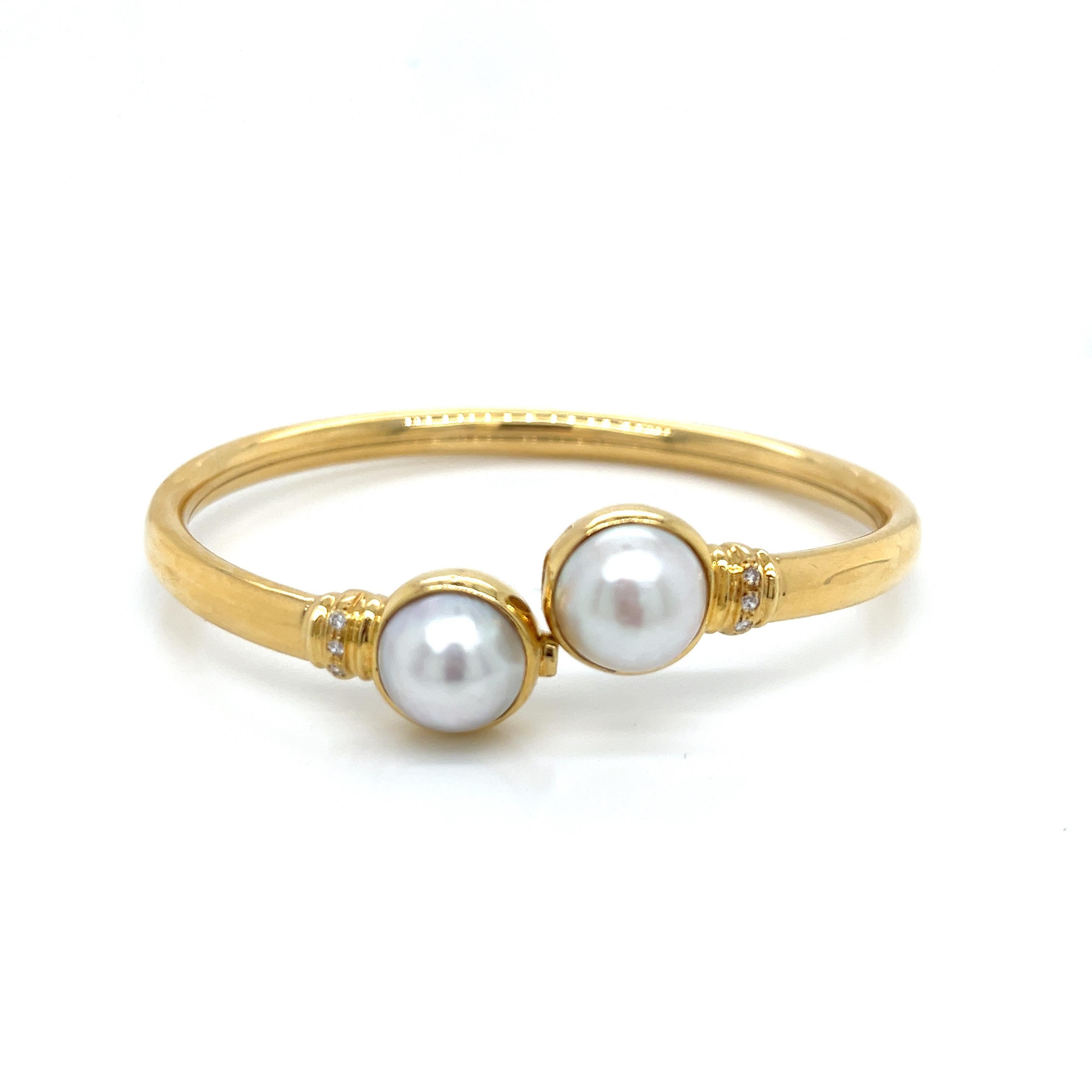 Round Cut Vintage 18k Yellow Gold Mabe Pearl and Diamond Bangle Bracelet For Sale